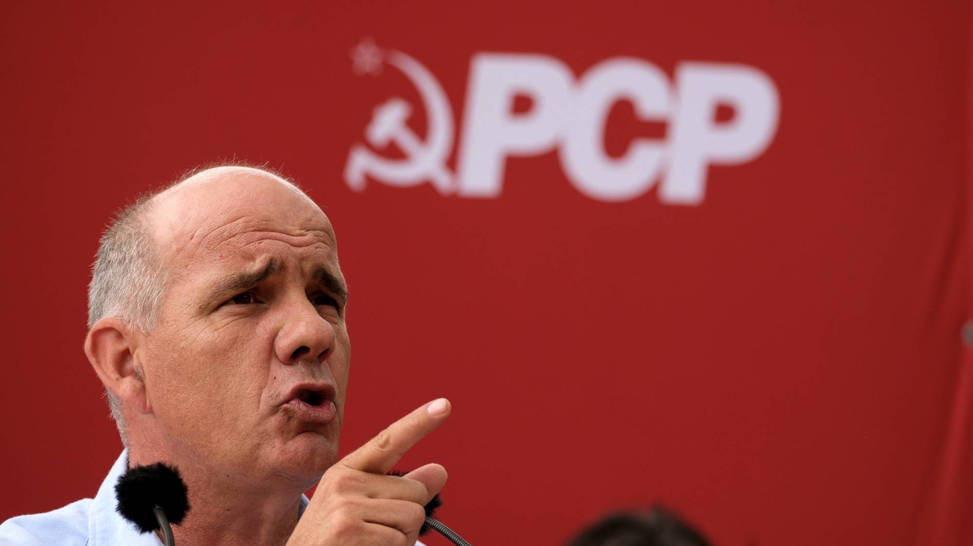 O secretário geral do PCP, Paulo Raimundo, discursa na festa de verão do partido na Foz do Arelho, Caldas da Rainha, 14 de julho de 2024. O convívio juntou dezenas de militantes e simpatizantes do partido numa festa realizada pela Organização Regional de Leiria do PCP num terreno perto da Lagoa de Óbidos. CARLOS BARROSO/LUSA