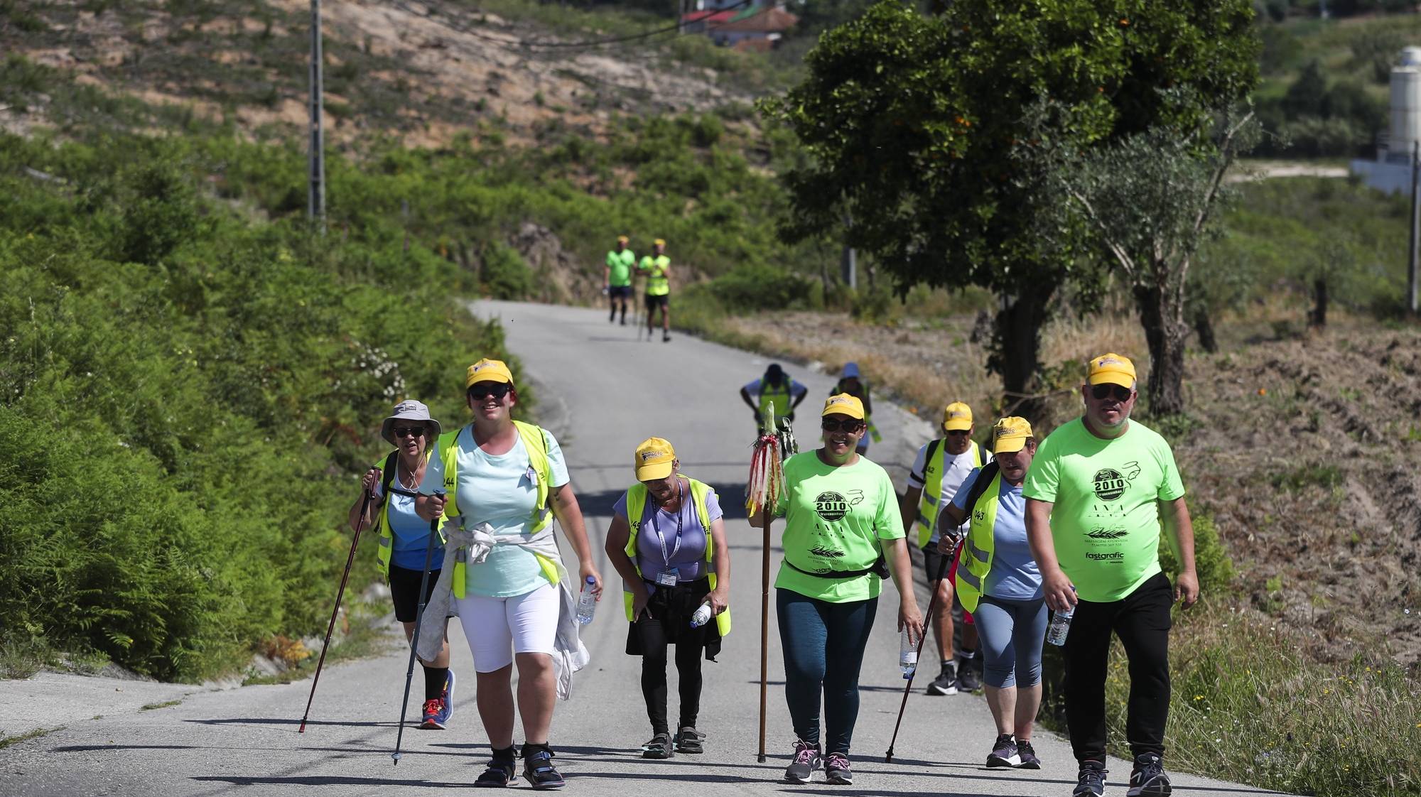 Peregrinos a pé caminham em direção ao santuário de Fátima para as celebrações religiosas de 12 e 13 de maio, Leiria, 10 de maio de 2024. PAULO CUNHA/LUSA