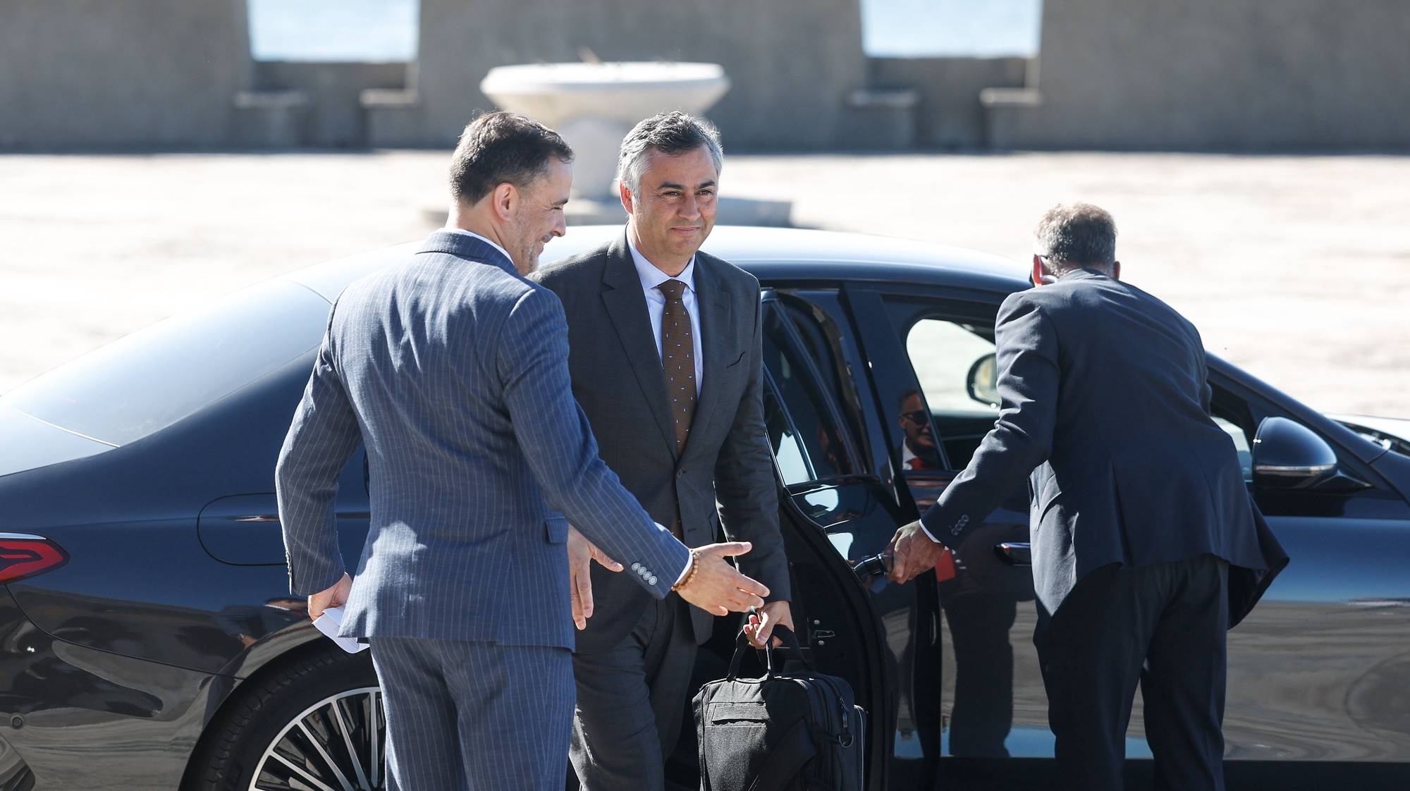 O ministro da Educação, Ciência e Inovação, Fernando Alexandre (C), à chegada para a reunião do Conselho de Ministros, no Forte de São Julião da Barra, em Oeiras, 26 de julho de 2024. ANTÓNIO PEDRO SANTOS/LUSA