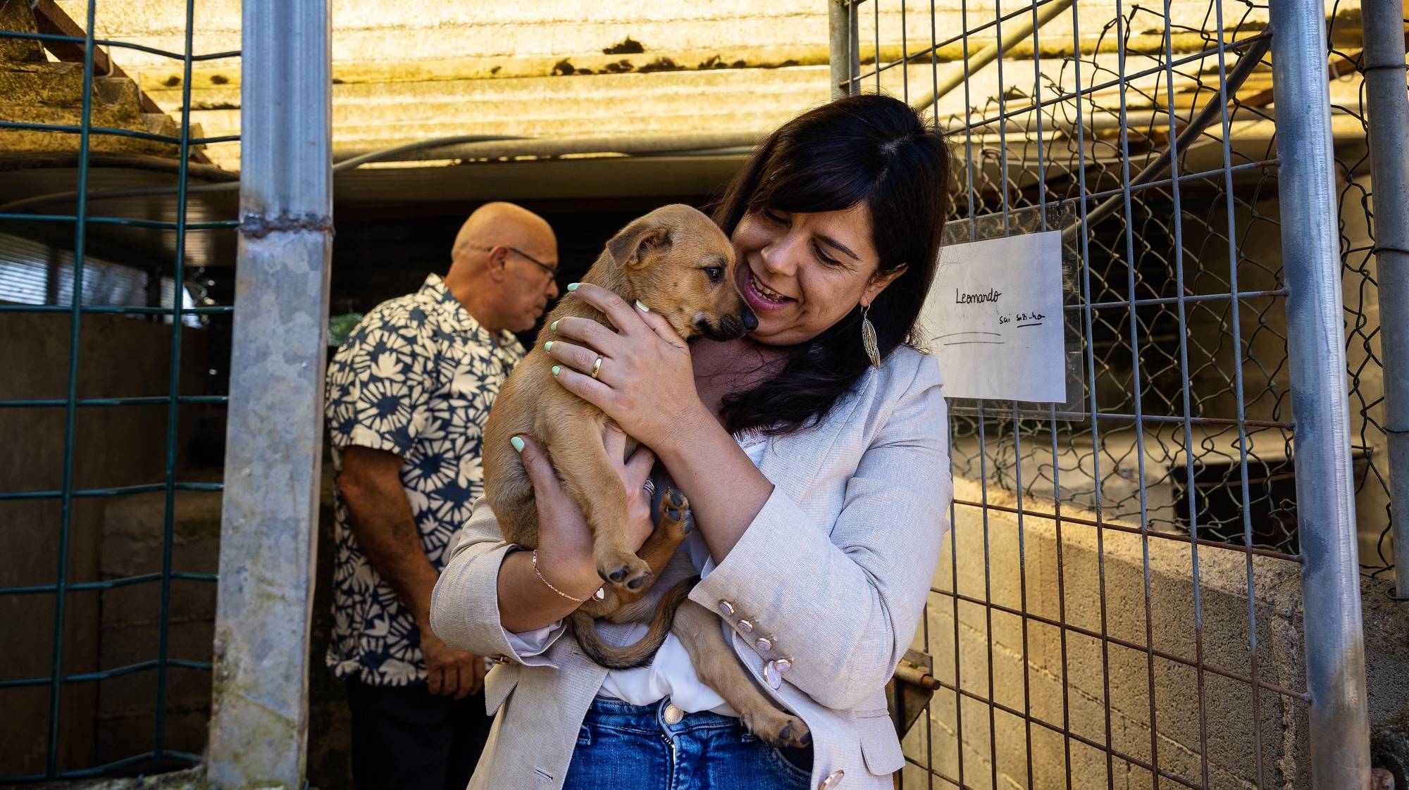 A porta-voz do Partido Pessoas-Animais-Natureza (PAN), Inês de Sousa Real, visita a Associação dos Amigos dos Animais de Santo Tirso, Porto, 18 de julho de 2024. O PAN organiza várias ações ligadas ao bem-estar animal, na data em que se assinalam quatro anos do incêndio da Serra da Agrela, em Santo Tirso, que tirou a vida a mais de 70 animais alojados em dois abrigos ilegais. JOSÉ COELHO/LUSA