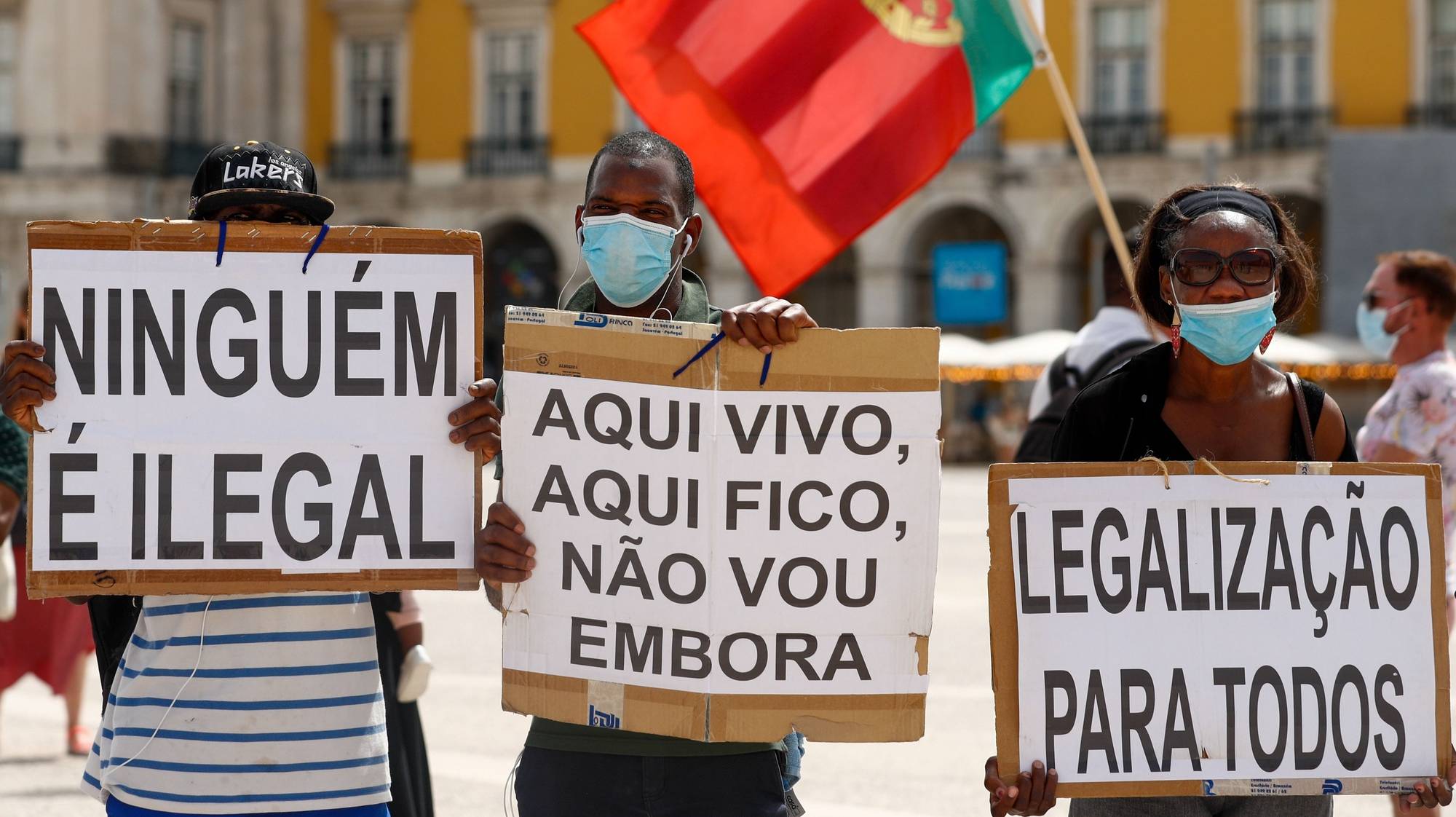 Imigrantes protestam durante a manifestação onde exigem melhores condições no acesso ao processo de legalização, em Lisboa, 11 de julho de 2021. A ação de protesto é promovida pelo Comité dos Imigrantes em Portugal para a Liberação da Residência, com o apoio da Casa do Brasil de Lisboa, da Solidariedade Imigrante e da Associação Olho Vivo. ANTÓNIO COTRIM/LUSA