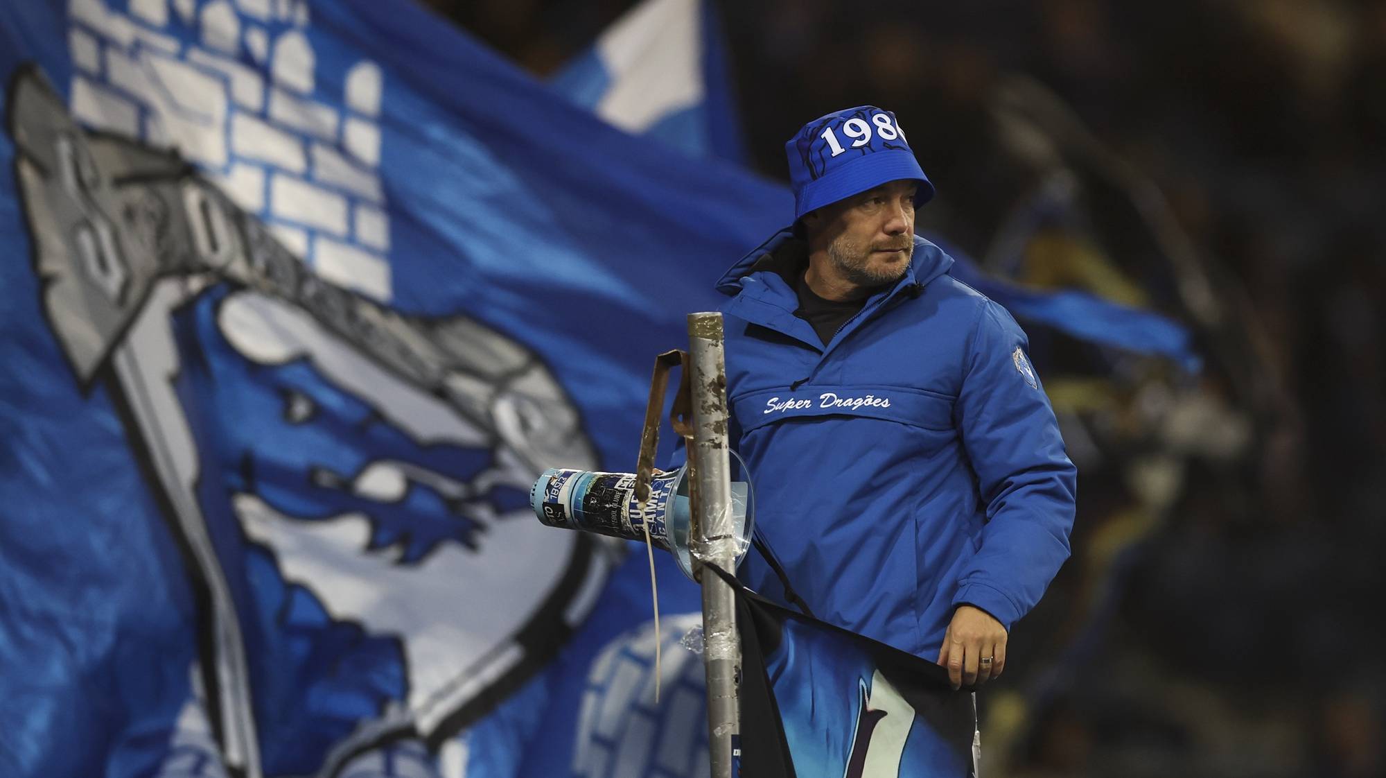 O líder da claque dos Super Dragões Fernando Madureira durante o jogo da Taça da Liga de Futebol entre o FC Porto e Gil Vicente, no estádio do Dragão, Porto, 21 de dezembro de 2022. JOSÉ COELHO/LUSA