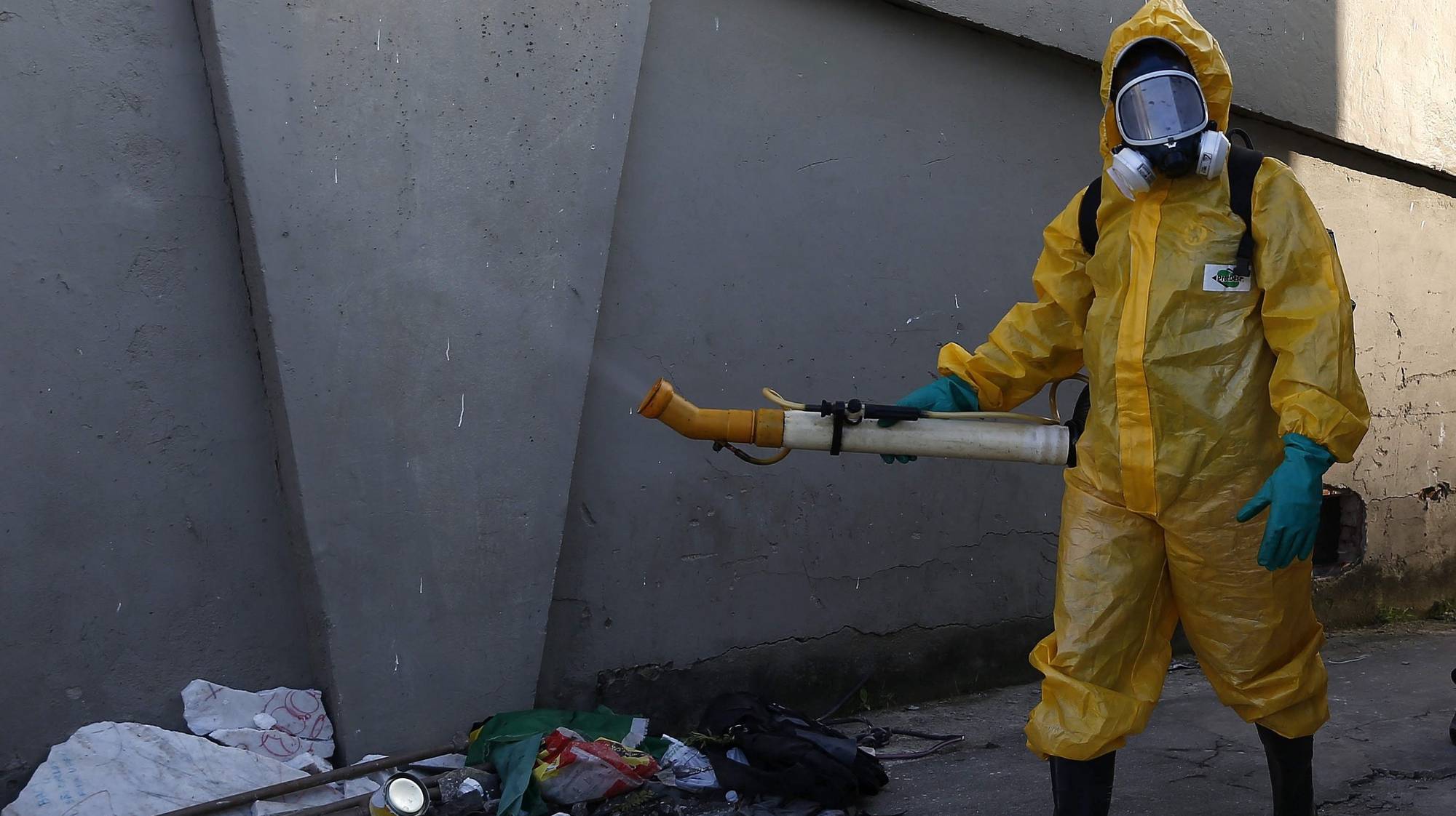 epa05127226 A local worker disinfects the famous Sambadrome in Rio de Janeiro, Brazil, 26 January 2016, ahead of the beginning of Rio&#039;s Carnival parades, on next 05 February, to fight against the mosquito Aedes aegypti, which spreads the Zika, Dengue and Chikunguna viruses. The carnival stadium Sambadrome will host the archery events during the Summer Olympic Games Rio 2016.  EPA/MARECELO SAYAO