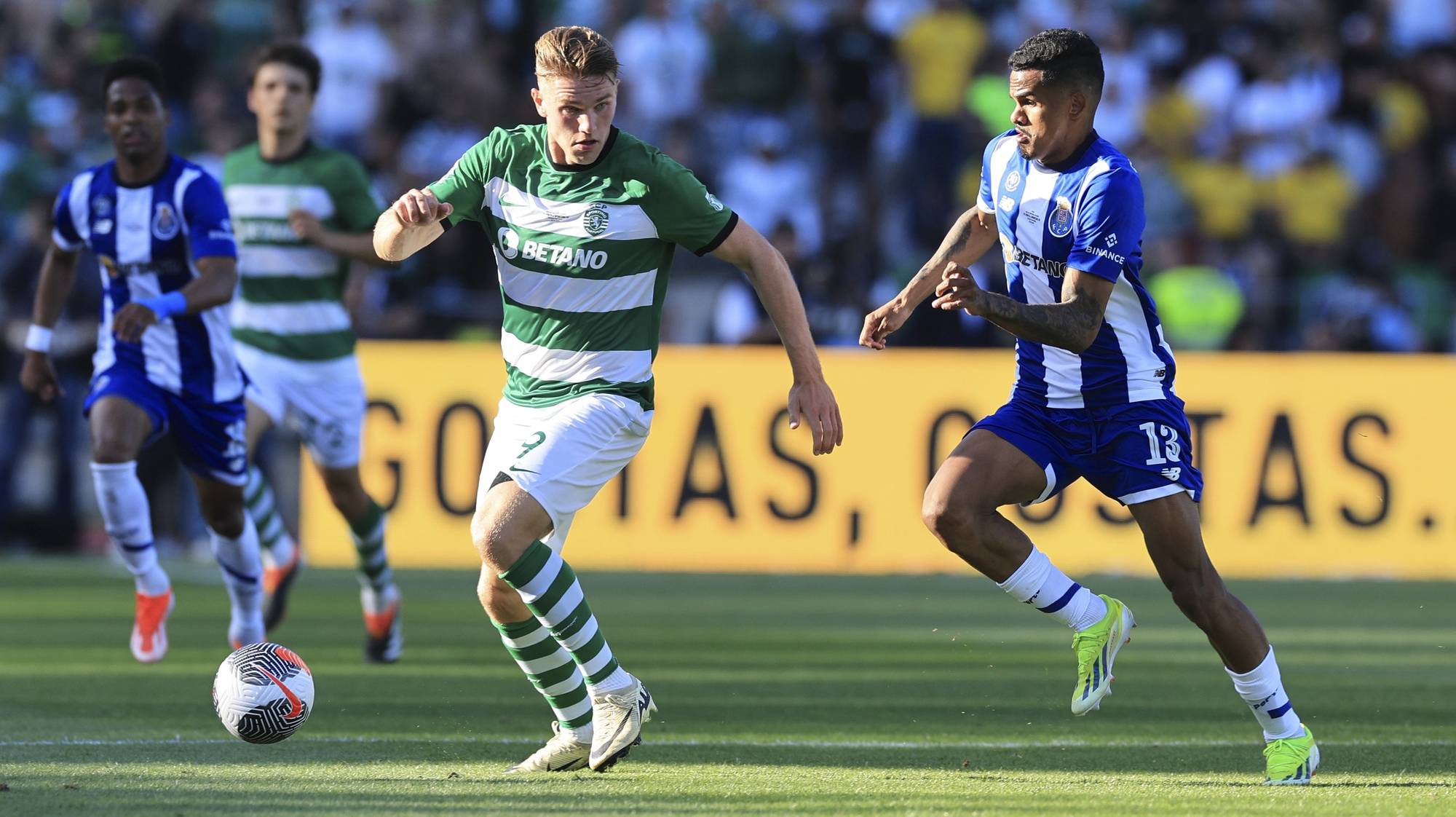 epa11372052 FC Porto Wenderson Galeno (R) in action against Sporting CP Viktor Gyokeres (L) during the Portuguese Soccer Cup final match between FC Porto and Sporting CP in Oeiras, Portugal, 26 May 2024.  EPA/ANTONIO COTRIM