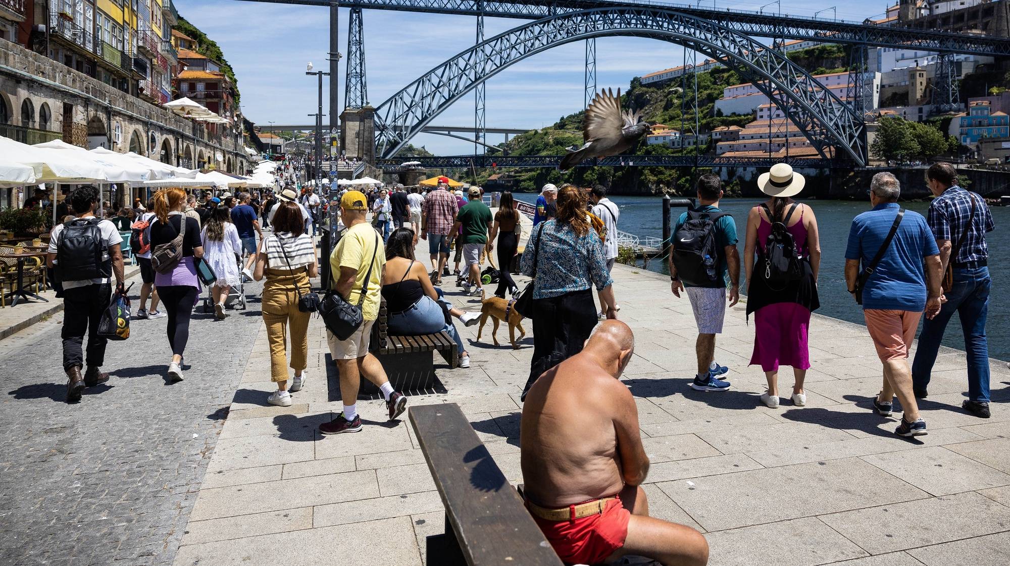 Turistas passeiam na ribeira do Porto, 13 de junho de 2024. JOSÉ COELHO/LUSA