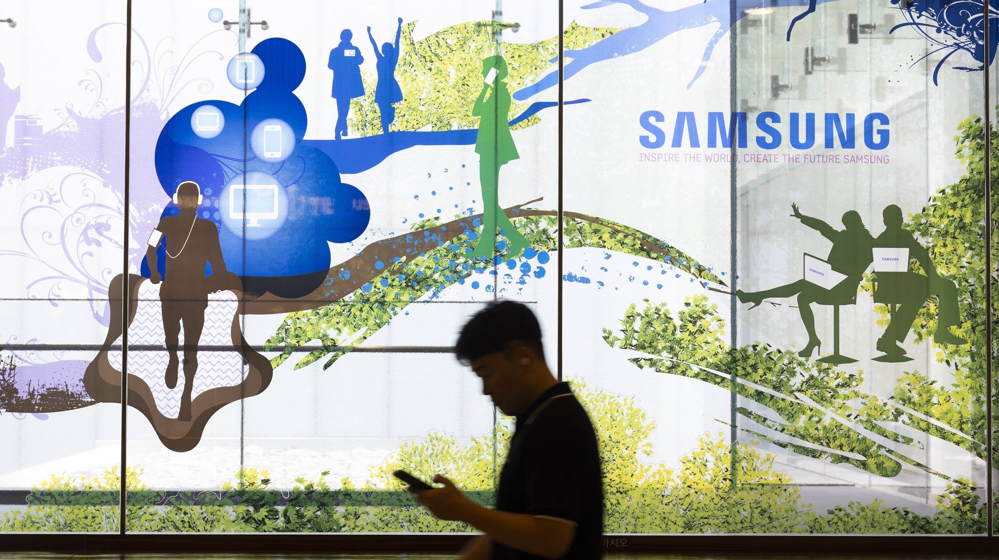 epa11458270 A man walks past the Gangnam store of Samsung Electronics, near the Samsung Electronics headquarters in Seoul, South Korea, 05 July 2024. Samsung Electronics Co. said its second-quarter operating profit, 10.4 trillion won (7.5 billion US dollar), up 1,452.2 percent from a year earlier, Samsung Electronics said in a regulatory filing.  EPA/JEON HEON-KYUN