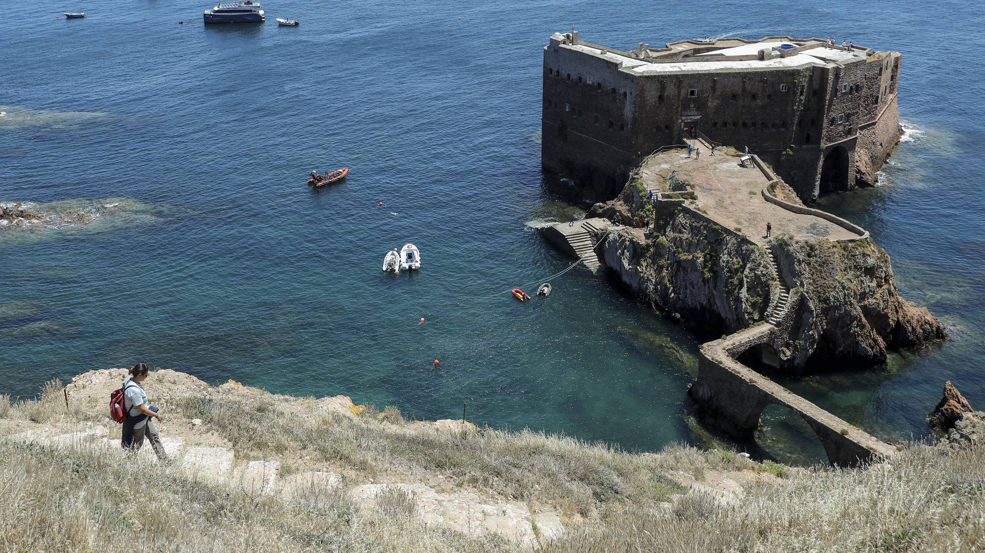 Uma turista caminha para o forte da Ilha das Berlengas. A Reserva Natural das Berlengas estabelece a partir de hoje o control do limite de 550 visitantes em simultâneo na ilha. A definição de uma capacidade de carga humana vem estabelecer um maior equilíbrio entre o turismo e o todo o ecossistema natural. As embarcações passam a estar proibidas de transportar e deixar visitantes na ilha, regressar a Peniche e transportar outro grupo de visitantes, sem que o anterior tenha regressado a Peniche, reduzindo o tempo de permanência na ilha dos turistas. Berlengas, Peniche, 13 de junho de 2019. (ACOMPANHA TEXTO DE 15 DE JUNHO DE 2019) MIGUEL A. LOPES/LUSA