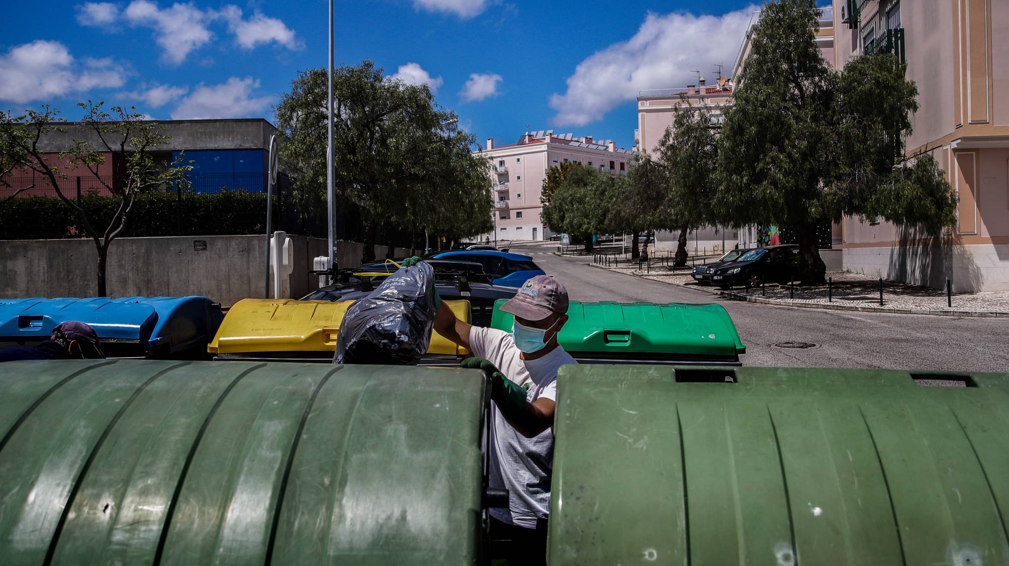 As equipas de Recolha de ResÃ­duos Urbanos dos SIMAR foram reduzidas para metade mas a quantidade de lixo a recolher aumentou durante a situaÃ§Ã£o epidemiolÃ³gica da Covid-19, Loures, 30 de abril de 2020. (ACOMPANHA TEXTO DO DIA 02 MAIO 2020 .  MÃRIO CRUZ/LUSA