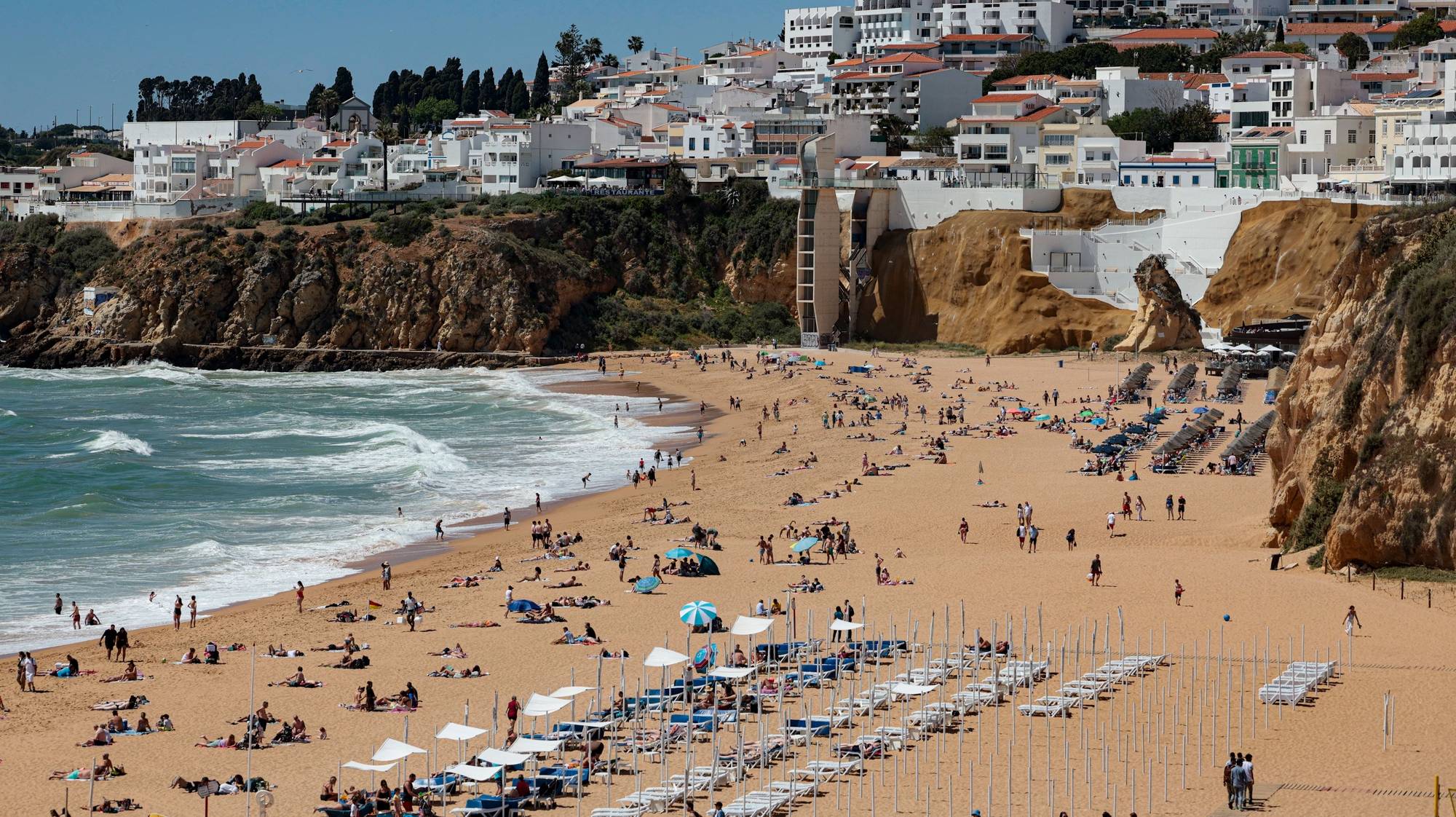 O sol e o bom tempo estão a levar visitantes e turistas às praias algarvias de Quarteira , 07 de abril de 2023. LUÍS FORRA/LUSA