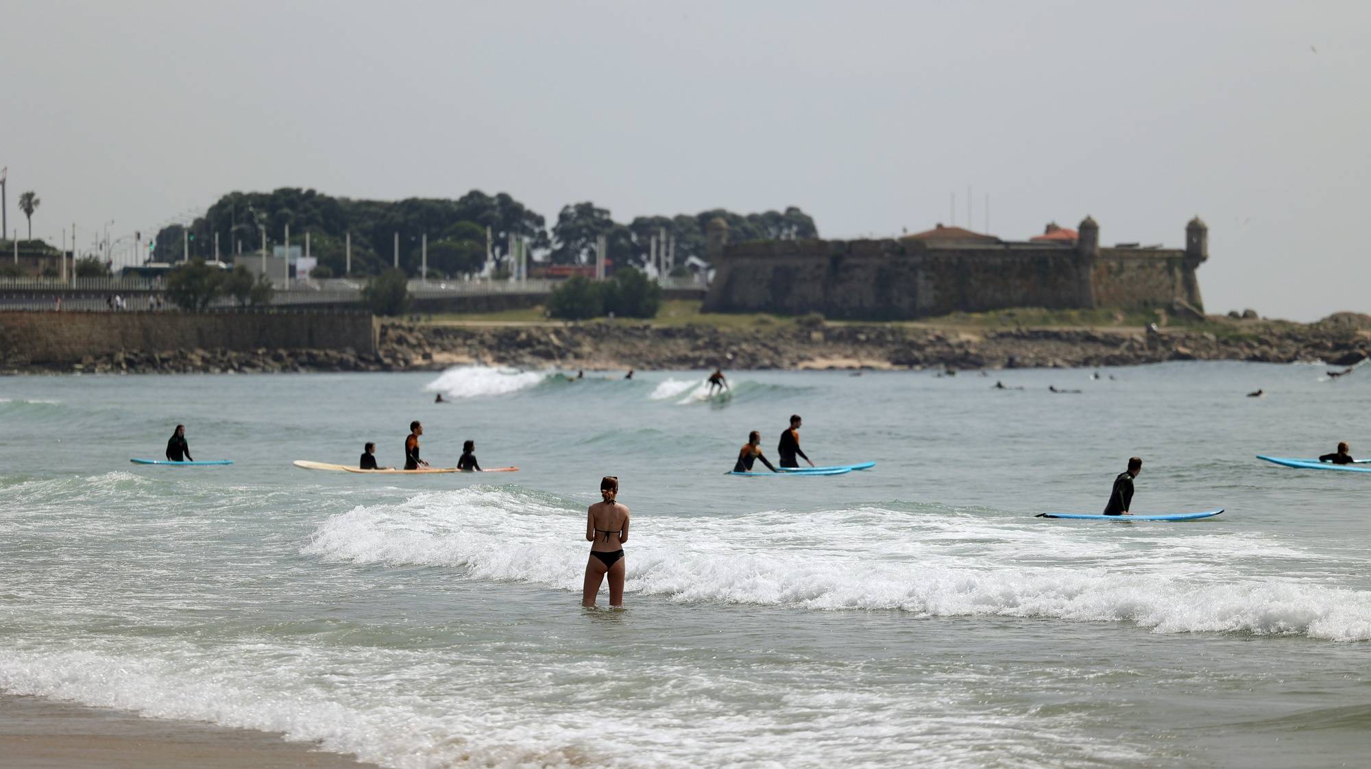 Cidadãos aproveitam o calor que se faz sentir na praia de Matosinhos, 02 de maio 2023. A continuação de temperaturas elevadas, ausência de precipitação e perigo de incêndio muito elevado são algumas das previsões do Instituto Português do Mar e das Atmosfera (IPMA) para os próximos meses. ESTELA SILVA/LUSA