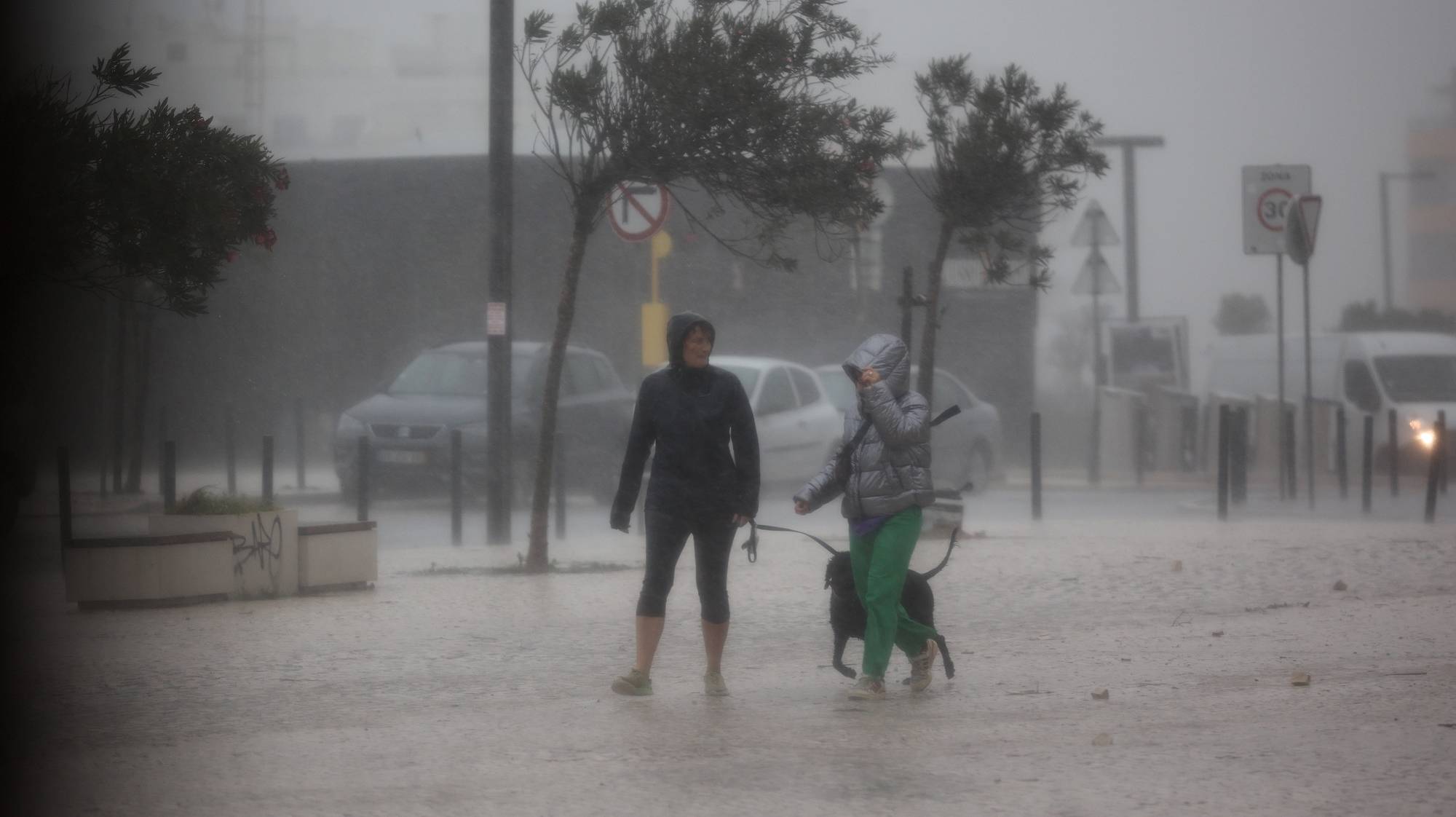 Mau tempo na Costa de Caparica em Almada, 19 de outubro de 2023. O Instituto Português do Mar e da Atmosfera (IPMA) informou que a depressão Aline “irá atravessar o Atlântico em fase de cavamento, aproximando-se da região centro da costa ocidental de Portugal na manhã do dia 19, em deslocamento rápido para leste e transportando uma massa de ar muito quente, húmido e instável”. CARLOS M. ALMEIDA/LUSA