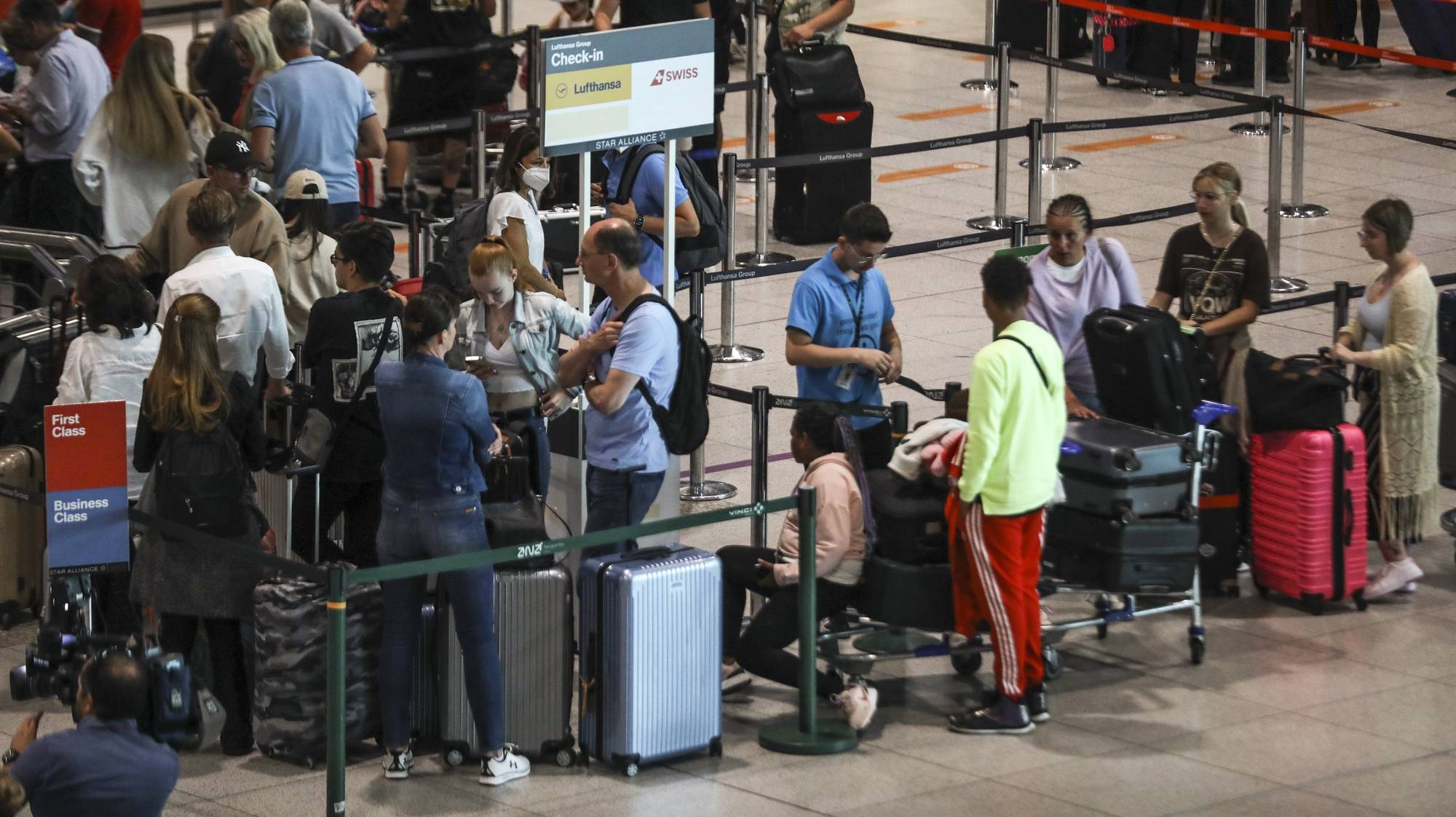 Passageiros no terminal 1 do aeroporto de Lisboa, durante a greve da Portway, desde as 00:00 de hoje e até às 23:59 do dia 28, nos aeroportos de Lisboa, Porto, Faro e Funchal, organizada pelo Sindicato Nacional Dos Trabalhadores Da Aviação Civil (SINTAC), contra a política de recursos humanos assumida ao longo dos últimos anos pela Portway, empresa detida pelo Grupo VINCI, de &quot;confronto e desvalorização dos trabalhadores por via de consecutivos incumprimentos do Acordo de Empresa, confrontação disciplinar, ausência de atualizações salariais, deturpação das avaliações de desempenho que evitam as progressões salariais e má-fé nas negociações&quot;, junto ao aeroporto de Lisboa, 26 de agosto de 2022. MIGUEL A. LOPES/LUSA