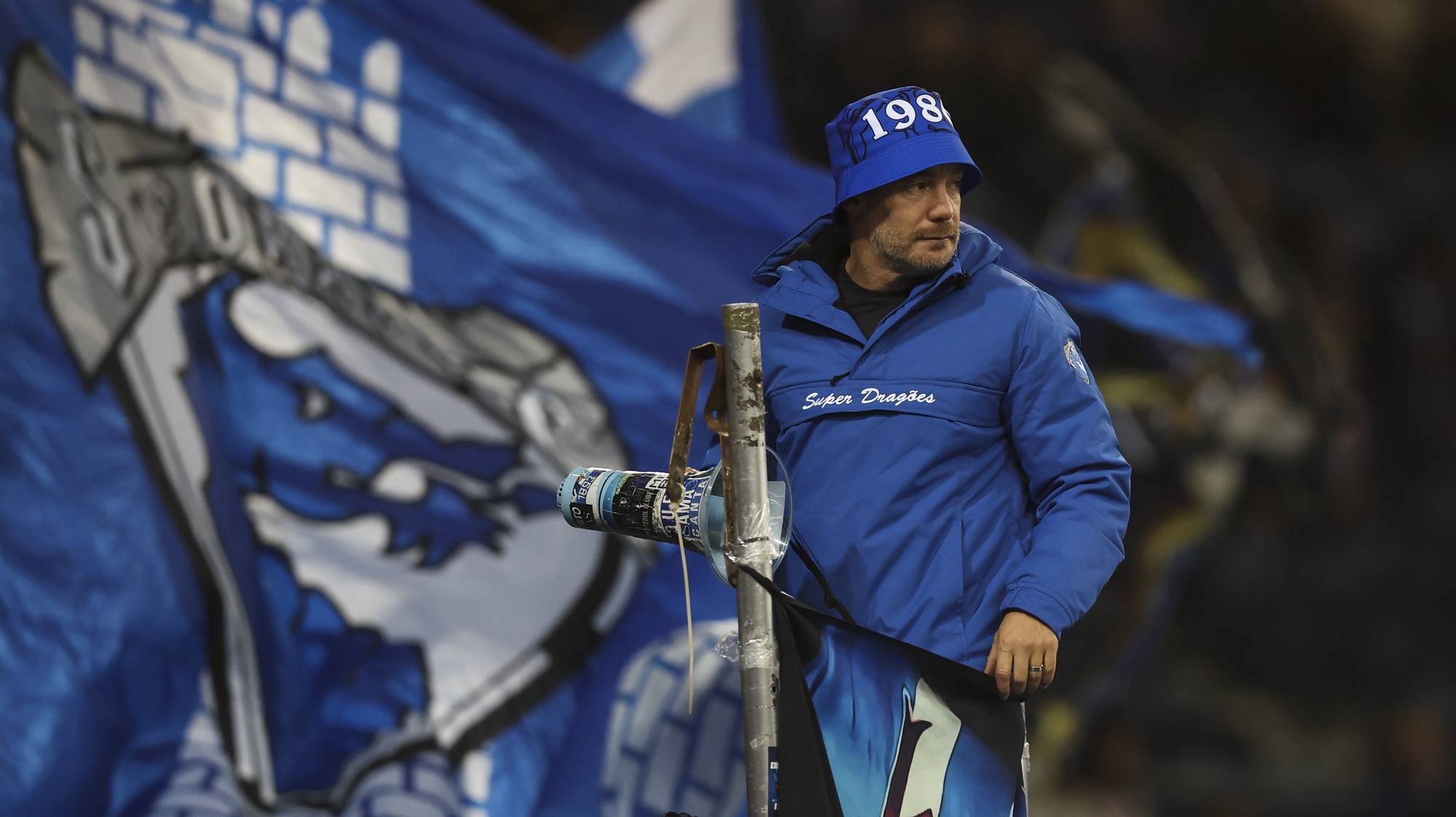 O líder da claque dos Super Dragões Fernando Madureira durante o jogo da Taça da Liga de Futebol entre o FC Porto e Gil Vicente, no estádio do Dragão, Porto, 21 de dezembro de 2022. JOSÉ COELHO/LUSA