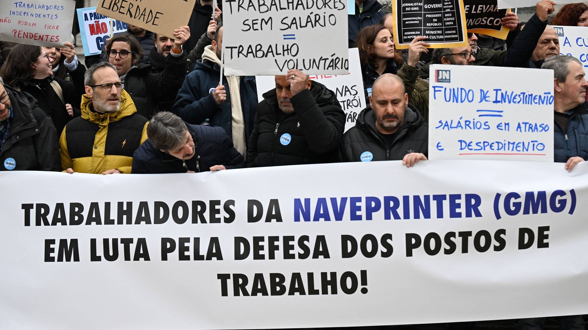 Trabalhadores participam na greve de 24 horas das redações do Jornal de Notícias, TSF, O Jogo e Diário de Notícias, detidas pelo Global Media Group (GMG), convocada pelo Sindicato dos Jornalistas, Porto, 10 de janeiro de 2024. Os trabalhadores do GMG &quot;exigem o pagamento imediato das retribuições em falta, do subsídio de Natal e a remuneração devida aos prestadores de serviço, vulgo “recibos verdes”; exigem que a Comissão Executiva ponha termo imediato a qualquer processo que determine a cessação de contratos de trabalho; exigem que a administração coloque o seu foco no investimento e na melhoria das condições de trabalho de forma a projetar o crescimento do grupo e a propiciar condições para uma efetiva liberdade de informação de todos os cidadãos&quot;. FERNANDO VELUDO/LUSA