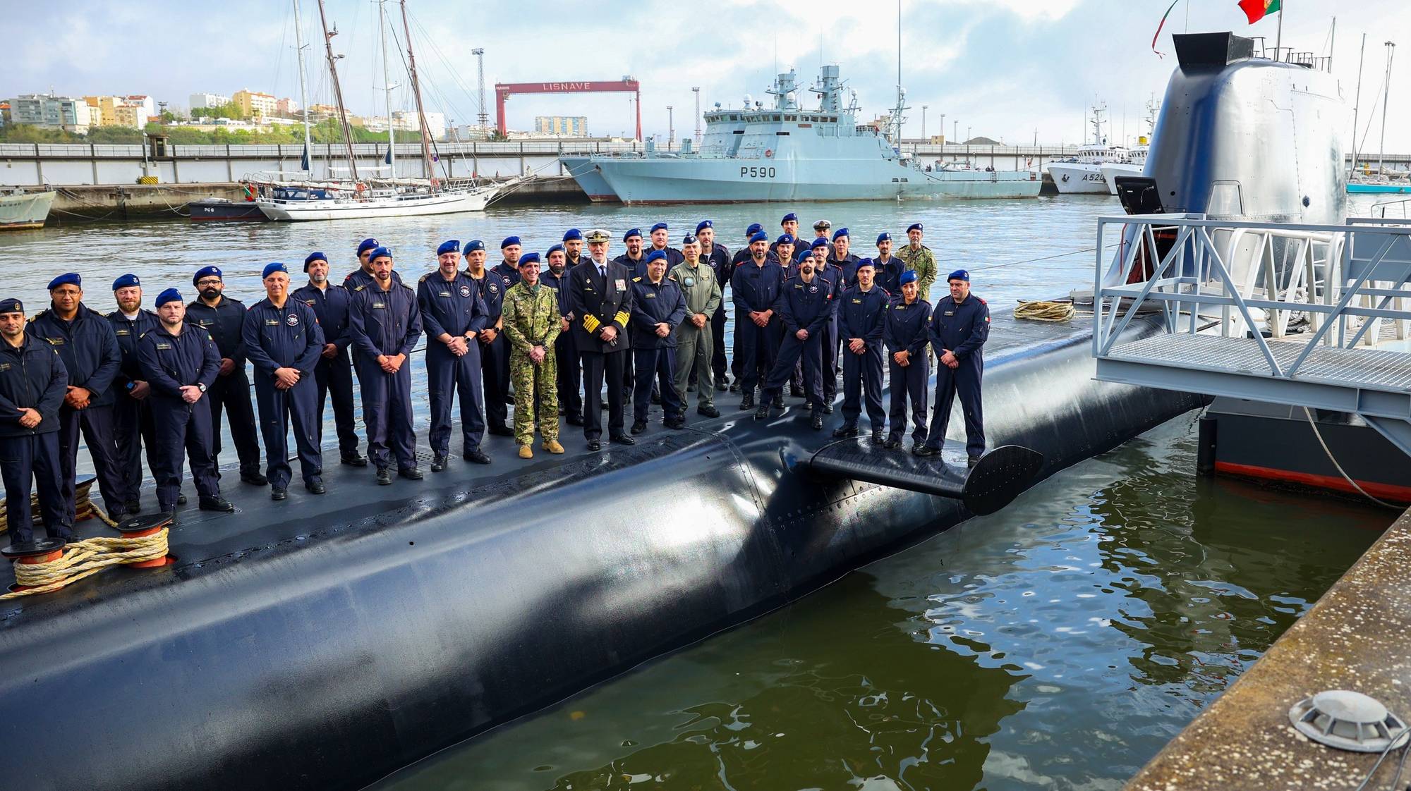 O Chefe do Estado Maior da Armada (CEMA), Almirante Gouveia e Melo, posa para a foto durante a cerimónia da largada do Submarino Arpão para a Operação Brilliant Shield da NATO. Durante a missão, o submarino português terá oportunidade de navegar por baixo do gelo Ártico, possível com o apoio das Marinhas congéneres do Canadá, Dinamarca e Estados Unidos, que decorreu na Base Naval de Lisboa, no Alfeite, Almada, 03 de abril  de 2024. ANTÓNIO COTRIM/LUSA