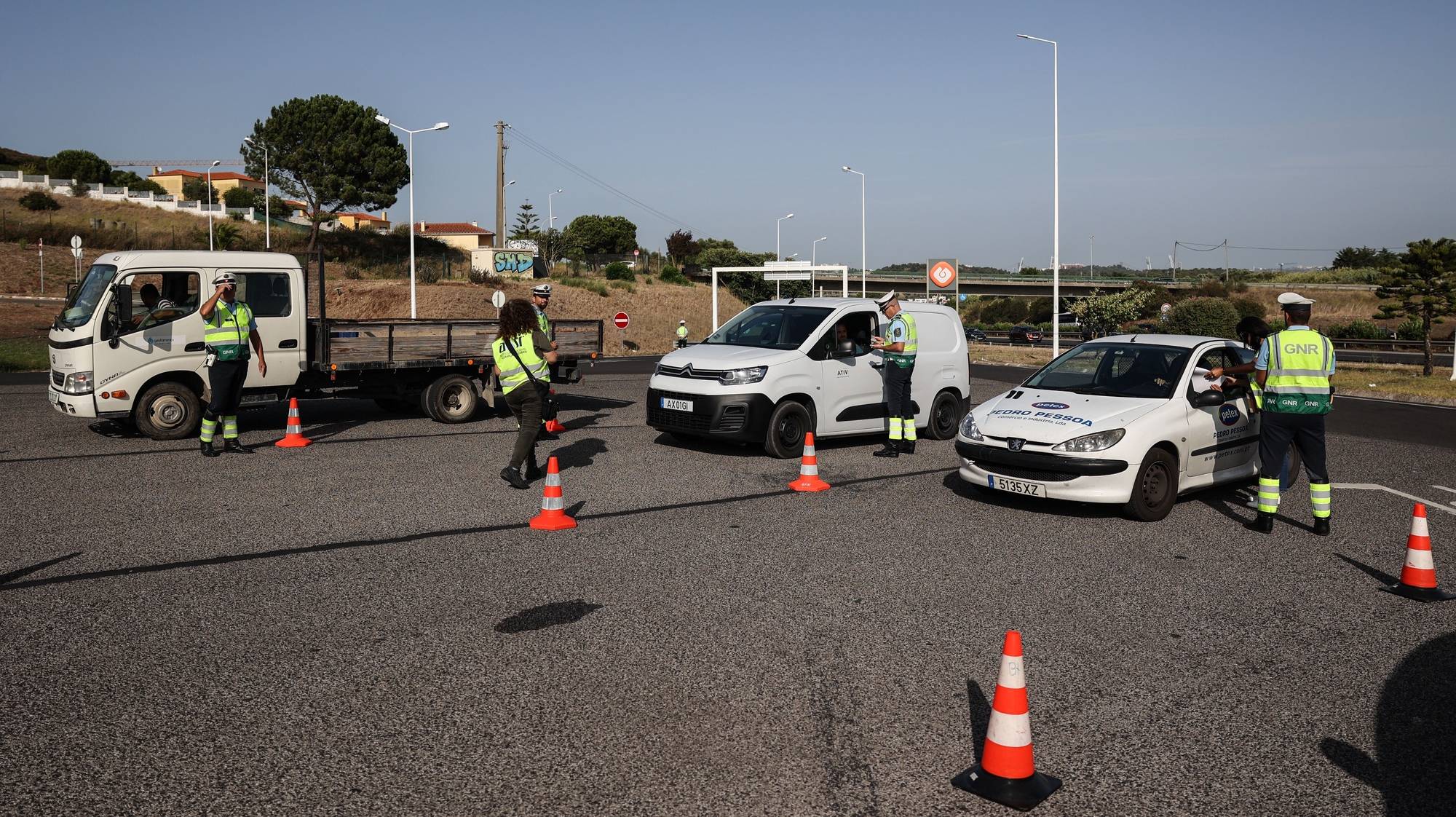 Elementos da Guarda Nacional Repúblicana e da Autoridade Nacional de Segurança Rodoviária participam numa operação de fiscalização e sensibilização sobre as consequências da utilização indevida do telemóvel durante a condução automóvel no lançamento da campanha de segurança rodoviária &quot;Ao volante, o telemóvel pode esperar&quot;. Area de serviço de Oeiras, 18 de julho de 2023. MIGUEL A. LOPES/LUSA