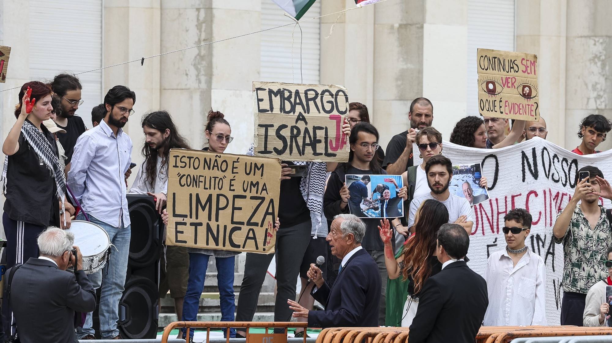 O Presidente da República, Marcelo Rebelo de Sousa (C), fala com estudantes que se manifestavam a favor do estado da Palestina, à chegada para a sessão das Comemorações do V Centenário do Nascimento de Luís de Camões integrada nas comemorações do Dia de Portugal, de Camões e das Comunidades Portuguesas, na Biblioteca Joanina da Universidade de Coimbra, 10 de junho de 2024. PAULO NOVAIS/LUSA