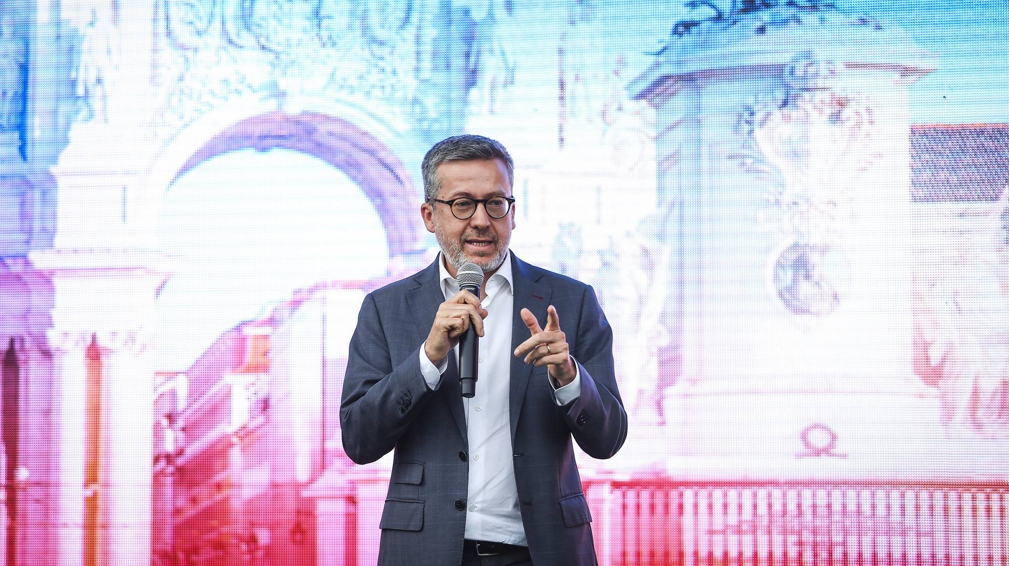 O presidente da Câmara Municipal de Lisboa, Carlos Moedas usa da palavra durante uma visita ao novo espaço do Rock in Rio 2024 no parque Tejo, em Lisboa, 06 de Junho de 2024. RODRIGO ANTUNES/LUSA