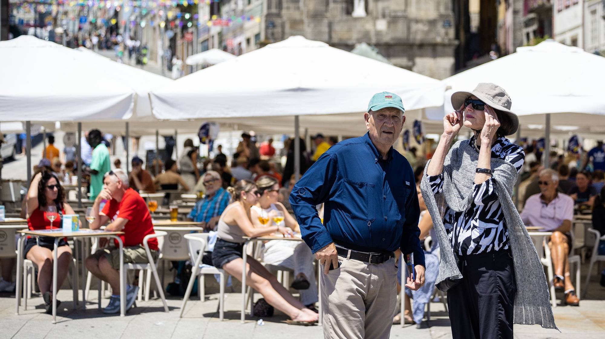 Turistas passeiam na ribeira do Porto, 13 de junho de 2024. JOSÉ COELHO/LUSA