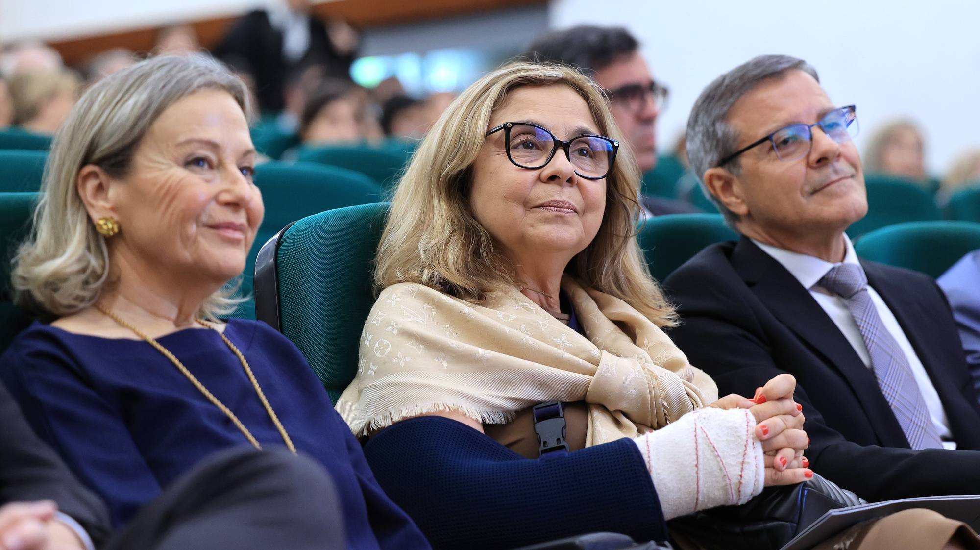 Ana Paula Martins ministra da Saúde (C) acompanhada pelo presidente da Escola Superior de Enfermagem do Porto António Luís Carvalho (D), durante a sessão comemorativa dos 128 anos da instituição, 17 de junho de 2024. ESTELA SILVA/LUSA