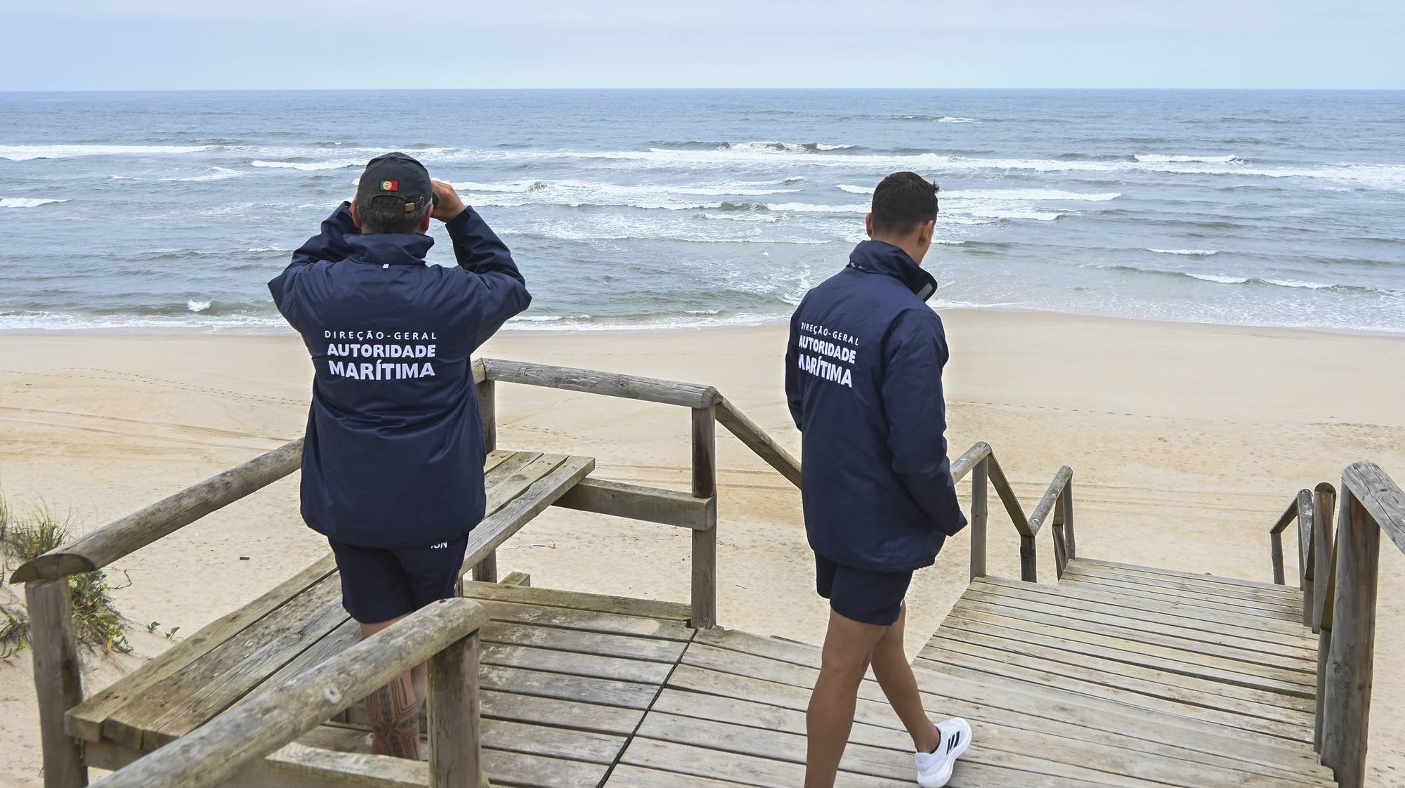 Agentes da Polícia Marítima participam nos trabalhos de resgate da embarcação de pesca que virou ao largo das praias de São Pedro do Moel e de Vieira, causando a morte a três pessoas e sete estão desaparecidas, na praia do Samouco, Marinha Grande, 03 de julho de 2024. Oito pessoas foram resgatadas e transportadas para o Porto da Figueira da Foz. CARLOS BARROSO/LUSA