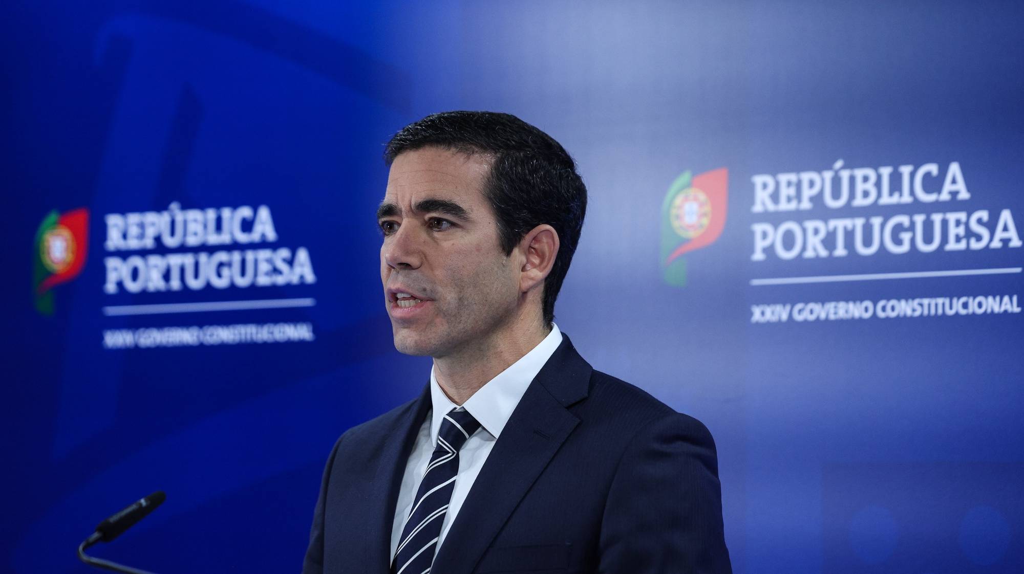 O ministro da Presidência, António Leitão Amaro, fala durante o briefing no final da reunião do Conselho de Ministros, no Campus XXI, em Lisboa, 11 de julho de 2024. TIAGO PETINGA/LUSA