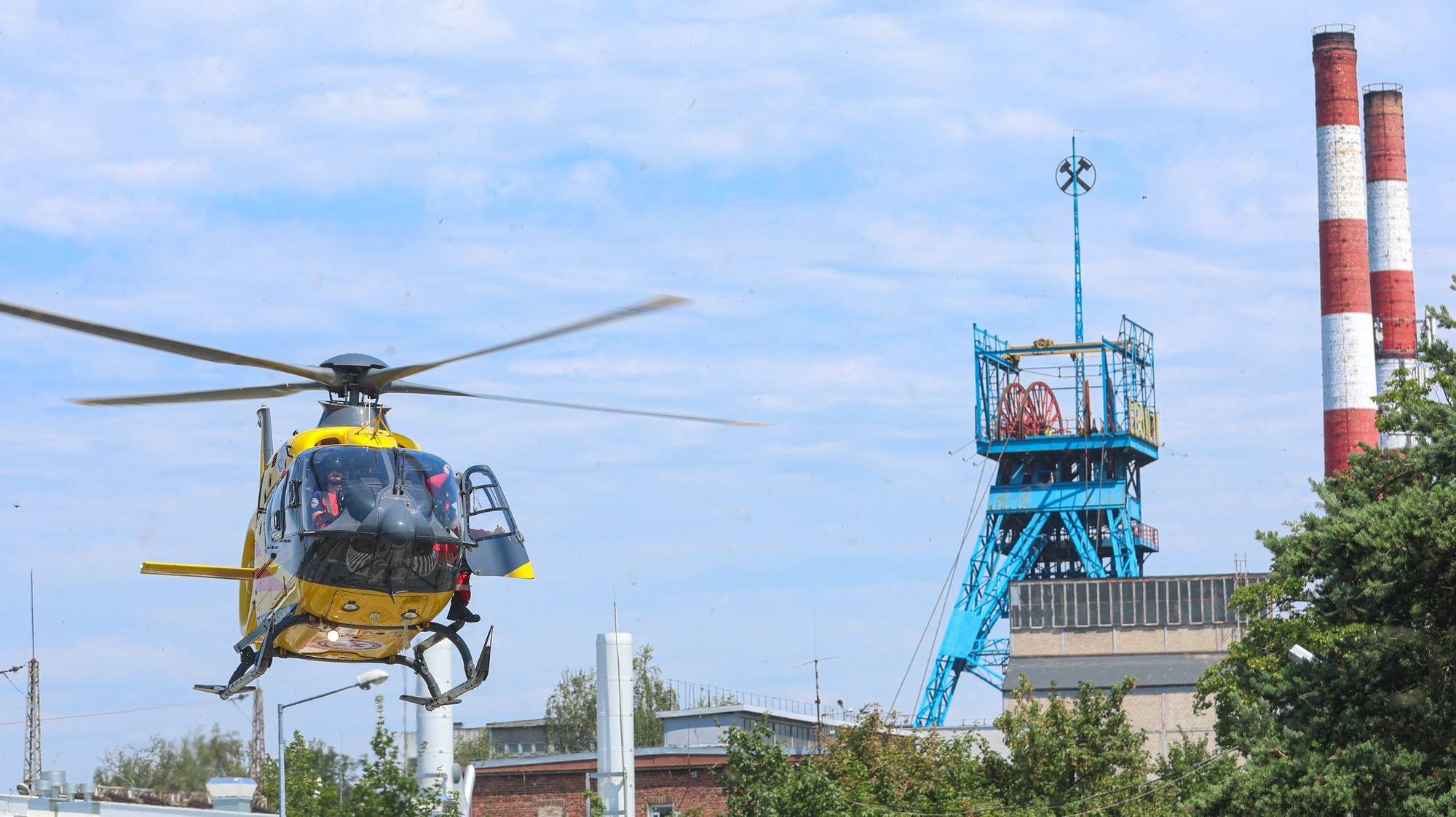 epa11472370 Rescuers transport an injured miner by air ambulance helicopter outside the Rydultowy mine, in Rydultowy, Silesia, Poland, 11 July 2024. A rescue operation is underway following a seismic shock in the mine. 68 workers were in the danger zone, said representatives of the Polish Mining Group. 41 returned to the surface yet.  EPA/Kasia Zaremba POLAND OUT