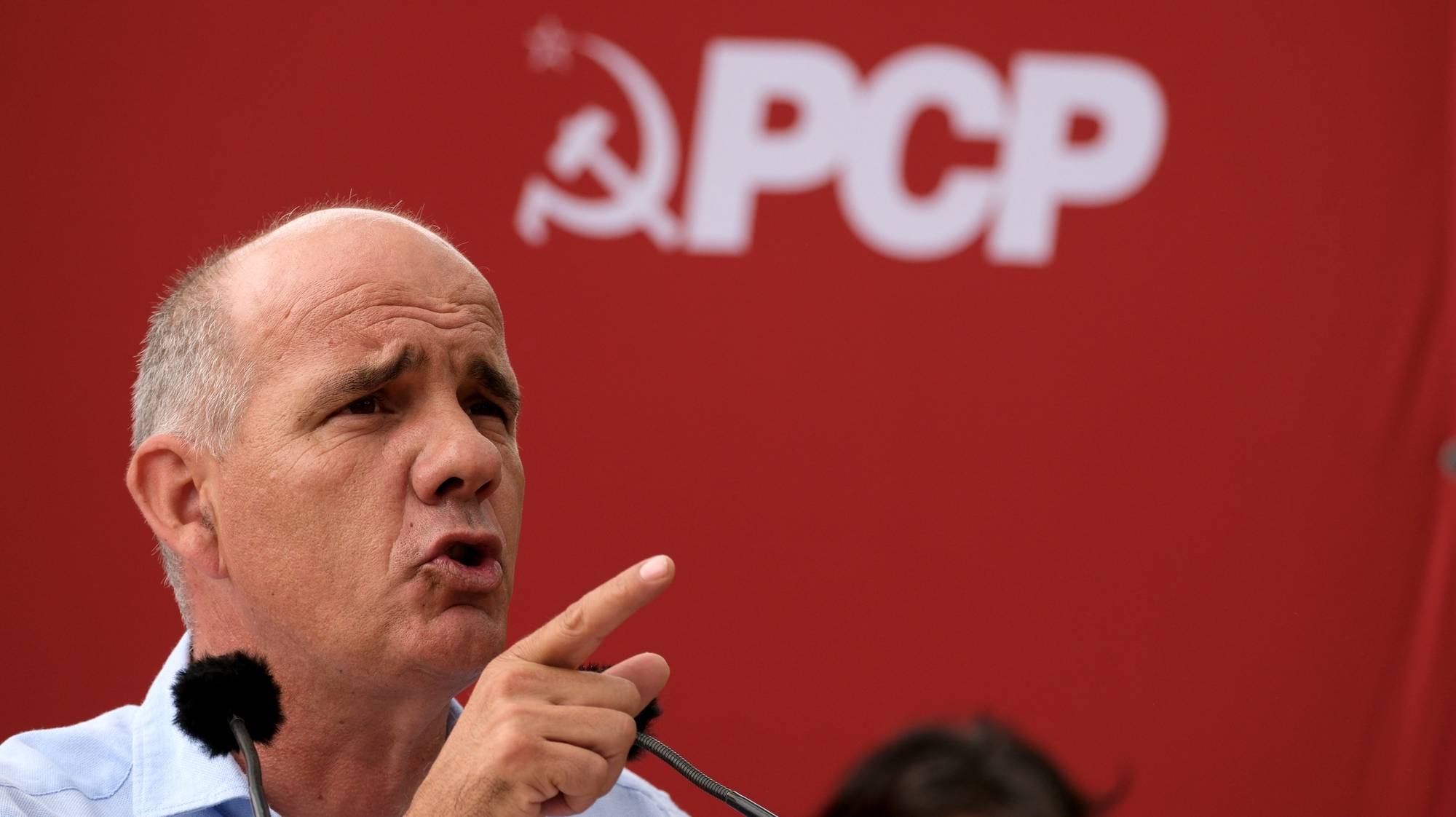 O secretário geral do PCP, Paulo Raimundo, discursa na festa de verão do partido na Foz do Arelho, Caldas da Rainha, 14 de julho de 2024. O convívio juntou dezenas de militantes e simpatizantes do partido numa festa realizada pela Organização Regional de Leiria do PCP num terreno perto da Lagoa de Óbidos. CARLOS BARROSO/LUSA