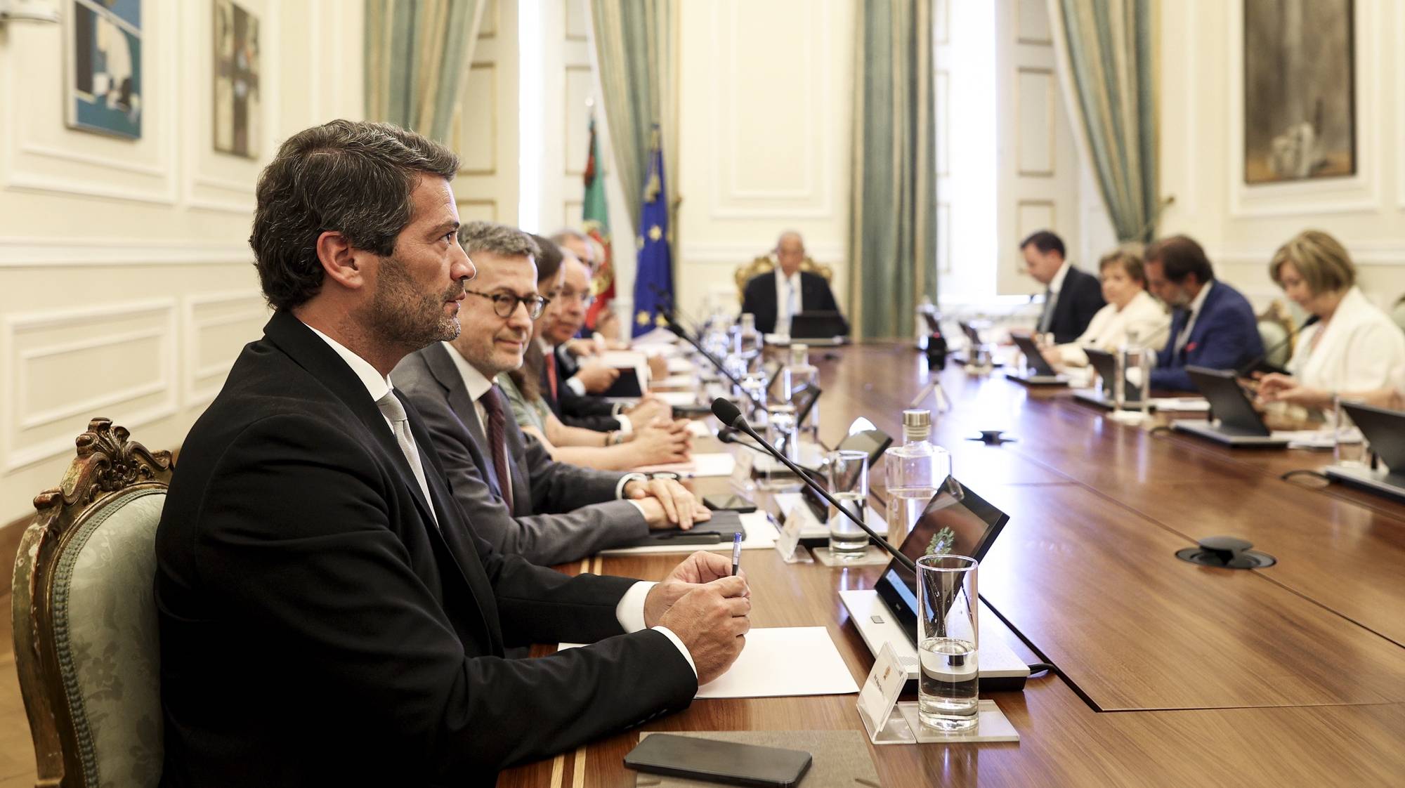 O presidente do partido Chega, André Ventura (E), ladeado pelo presidente da Câmara Municipal de Lisboa, Carlos Moedas (2-E), durante a reunião do Conselho de Estado, para analisar a situação da Ucrânia, na sequência da conferência de paz na Suíça e dias depois da Cimeira da NATO em Washington, Palácio de Belém, Lisboa, 15 de julho de 2024. FILIPE AMORIM/LUSA