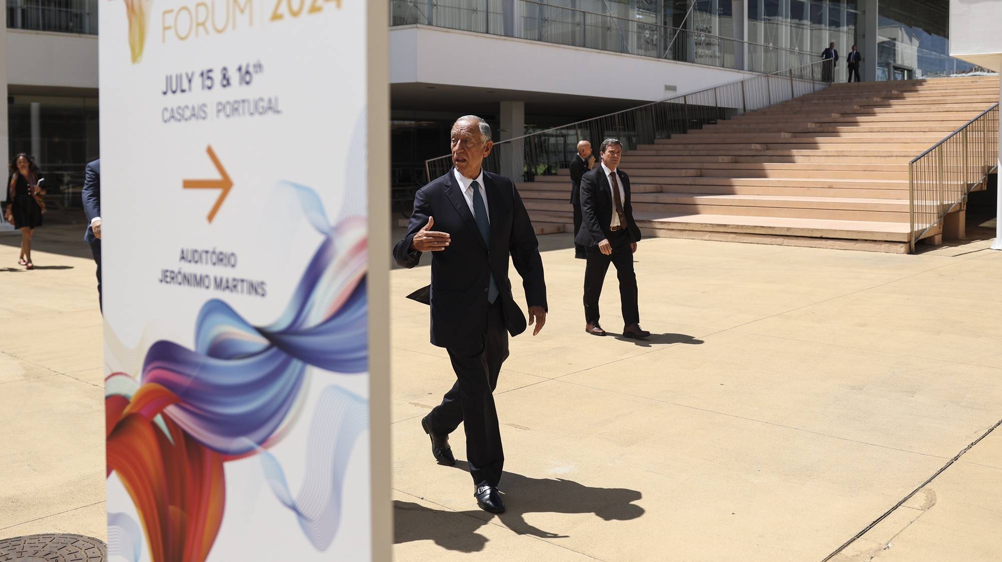 O Presidente da República, Marcelo Rebelo de Sousa, à chegada para participar no &quot;EurAfrican Forum 2024&quot;, na NOVA SBE, em Carcavelos, 16 de julho de 2024. Organizado pelo Conselho da Diáspora Portuguesa (CDP), organização não governamental para o desenvolvimento. Com o mote “África: o próximo capítulo – parcerias para o crescimento”, a sétima edição do encontro conta com a presença de líderes políticos, empresários e especialistas de ambos os territórios para debate e partilha de experiências, em prol do crescimento e desenvolvimento. MIGUEL A. LOPES/LUSA