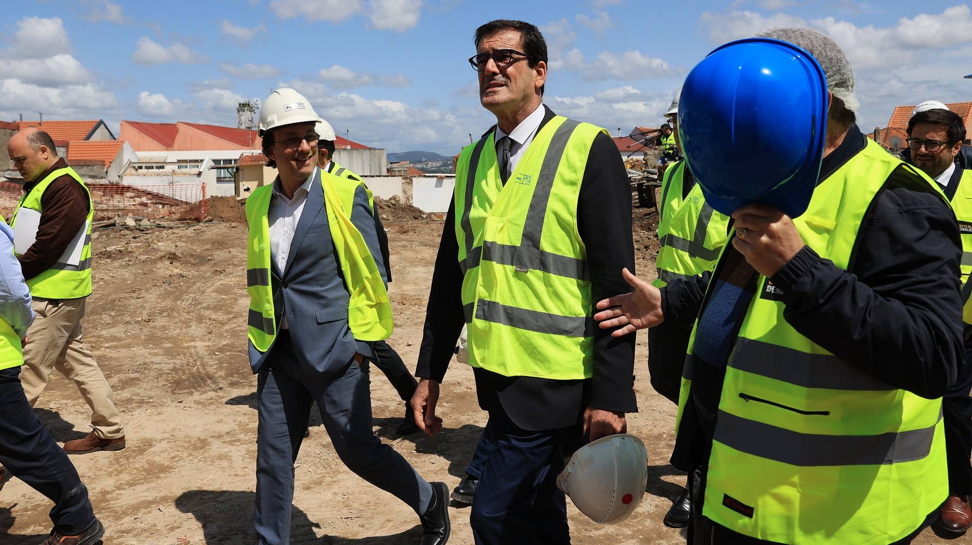 O presidente da Câmara Municipal do Porto, Rui Moreira (C), visita a obra de reabilitação em curso na Ilha da Lomba, no Porto, 22 de maio de 2024. O investimento na recuperação deste aglomerado habitacional ultrapassa os oito milhões de euros, contempla 47 fogos com tipologias desde T1, T2 e T3, e é feito ao abrigo do Plano de Recuperação e Resiliência (PRR). ESTELA SILVA/LUSA