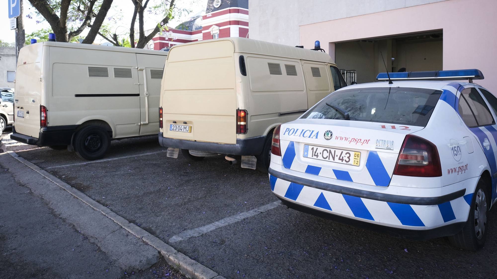 Carrinhas celulares e um veículo da PSP estacionados à entrada do Tribunal de Setúbal, onde hoje se inicia a primeira sessão do julgamento do &quot;Caso Jéssica&quot;, com cinco pessoas acusadas de envolvimento no homicídio de uma menina de 3 anos, ocorrido em 20 de junho de 2022, alegadamente devido a uma dívida da mãe por práticas de bruxaria, em Setúbal, 05 de junho de 2023. A vítima, Jéssica, morreu devido aos maus-tratos que lhe foram infligidos durante os vários dias que esteve ao cuidado de uma suposta ama. RUI MINDERICO/LUSA