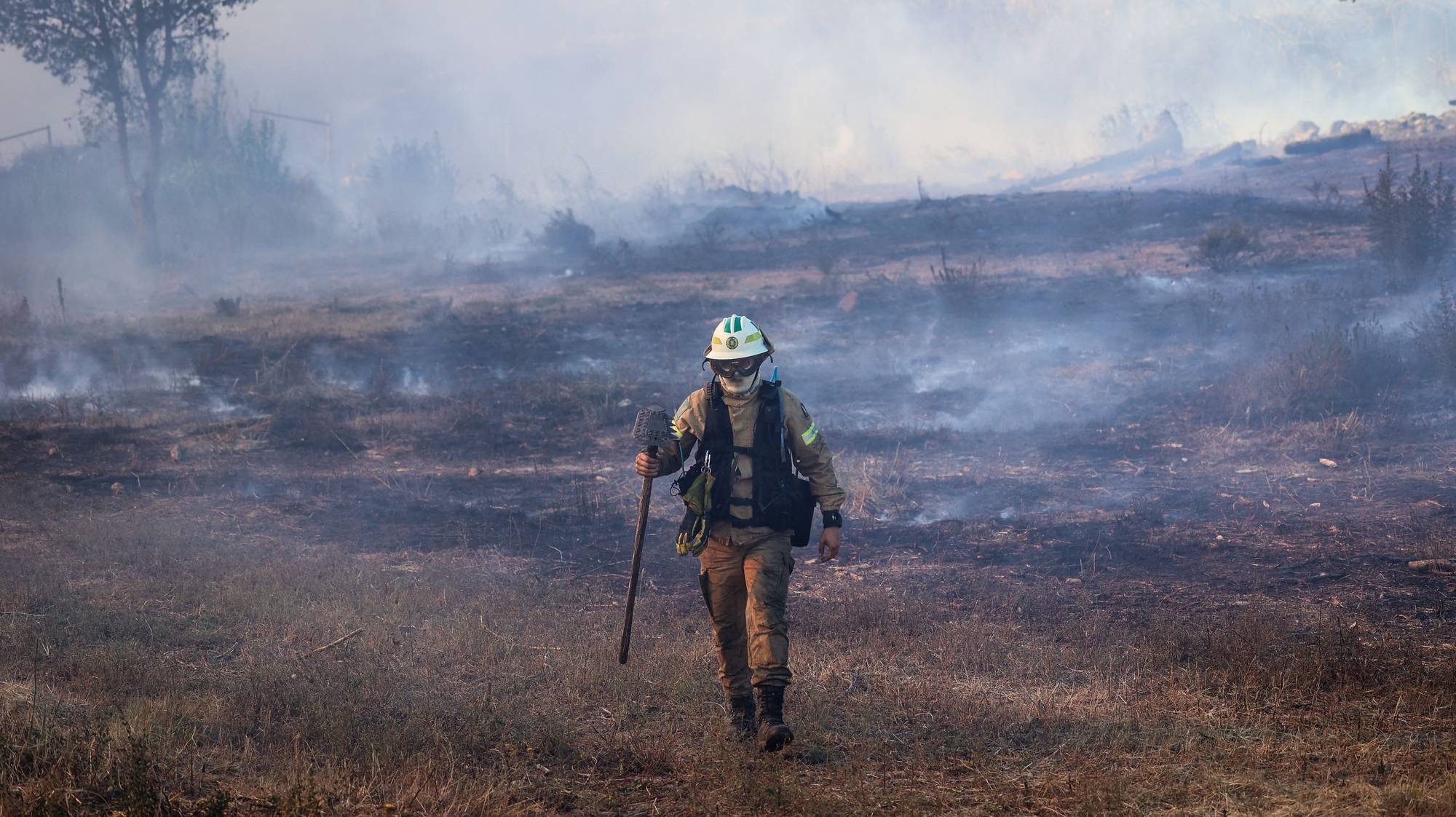 Um bombeiro durante um incêndio que deflagrou hoje em zona de mato por volta das 12:20, em Alcabideche, no concelho de Cascais, Lisboa, de acordo com a Proteção Civil, 21 de julho de 2024. Segundo a página da Autoridade Nacional de Emergência e Proteção Civil (ANEPC), consultada às 18:30, 374 bombeiros, 110 veículos e 10 meios aéreos combatiam o incêndio no local. ANTÓNIO PEDRO SANTOS/LUSA