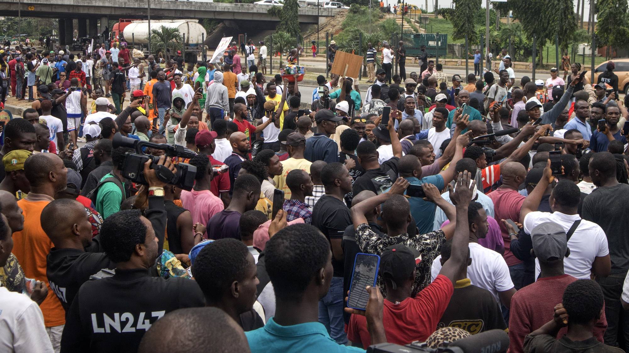 epa11515320 Demonstrators gather during a rally against the cost-of-living crisis the country is experiencing, in Lagos, Nigeria, 01 August 2024. Nigerians on 01 August responded to online calls to mobilize against economic hardship, insecurity, poor infrastructure and environmental degradation. Nigeria, Africa&#039;s most populous country, is experiencing its worst economic crisis with an annual inflation rate at 34.19 percent in June 2024, the highest since March 1996, according to the Central Bank of Nigeria (CBN).  EPA/EMMANUEL ADEGBOYE