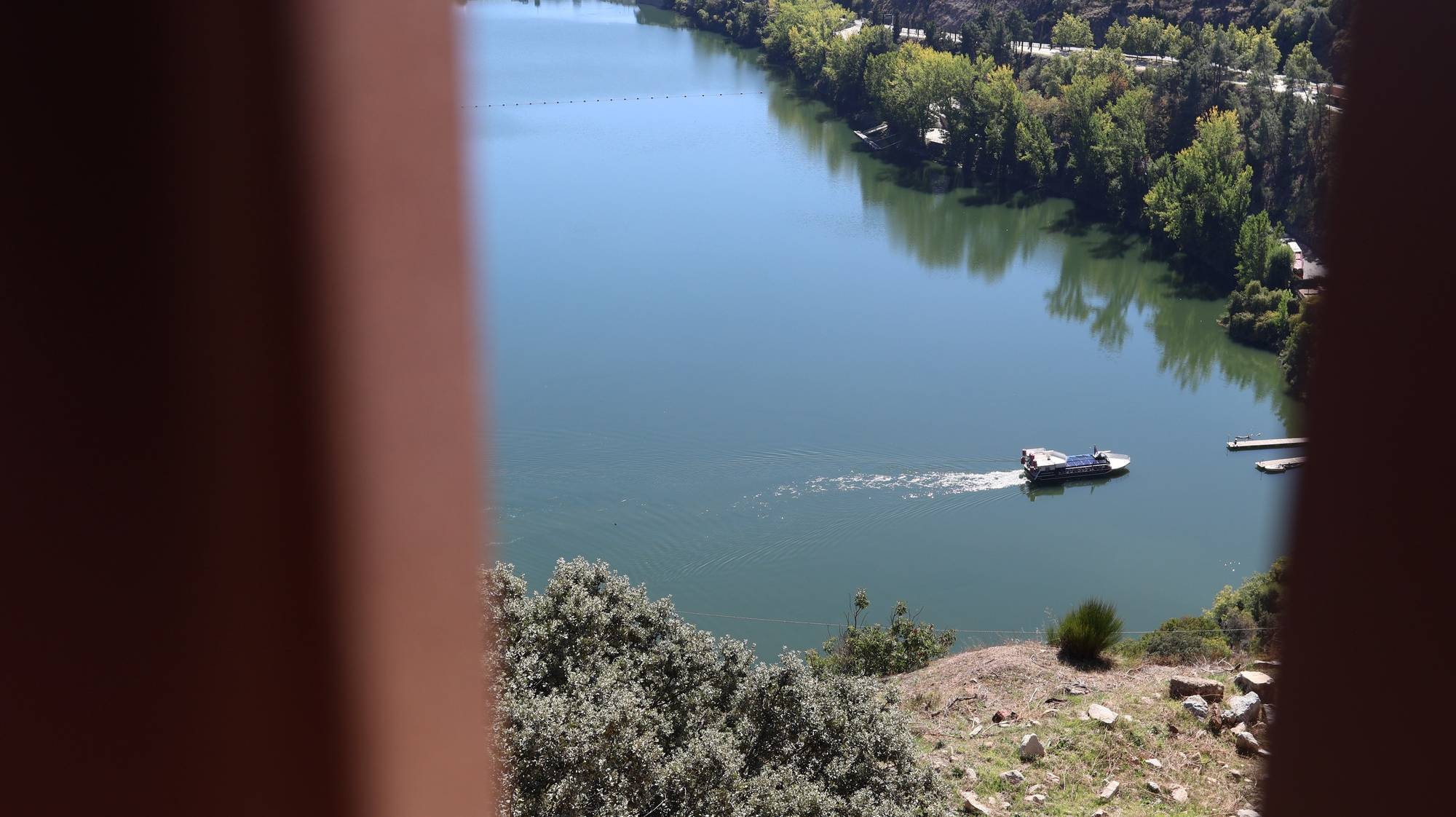 Douro internacional visto do Miradouro das Arribas, em Miranda do Douro, 03 de outubro de 2023. O concelho de Miranda do Douro ganhou dois novos miradouros que são autênticas varandas sobre a paisagem das arribas do Parque Natural do Douro Internacional, onde foram investidos cerca 300 mil euros nestes equipamentos enquadrados na paisagem. (ACOMPANHA TEXTO DA LUSA DO DIA 05 DE OUTUBRO DE 2023). FRANCISCO PINTO/LUSA