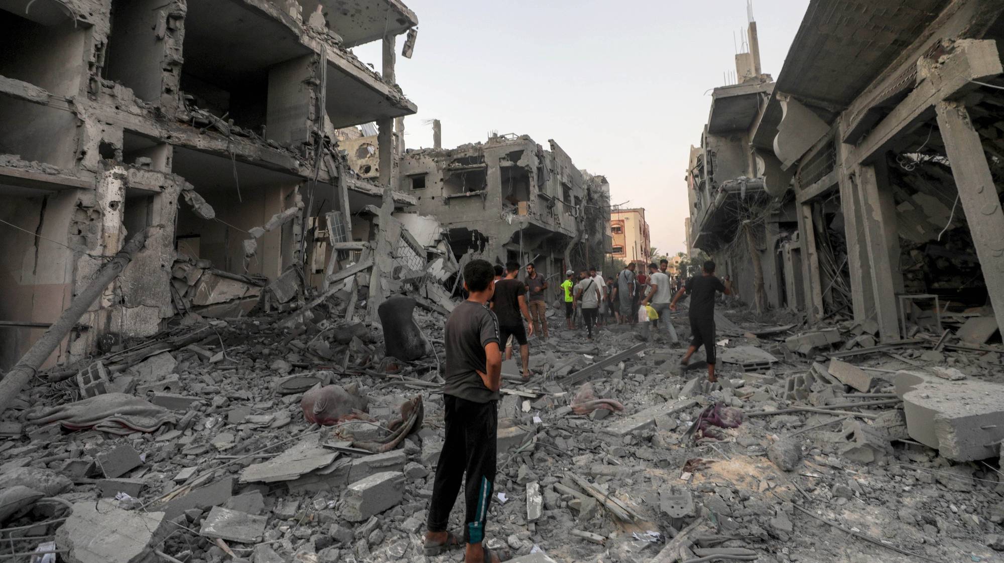 epa11531835 Palestinians inspect damaged houses following an Israeli air strike in the west of Deir Al Balah town, Gaza Strip, 06 August 2024. More than 39,500 Palestinians and over 1,400 Israelis have been killed, according to the Palestinian Health Ministry and the Israel Defense Forces (IDF), since Hamas militants launched an attack against Israel from the Gaza Strip on 07 October 2023, and the Israeli operations in Gaza and the West Bank which followed it.  EPA/MOHAMMED SABER