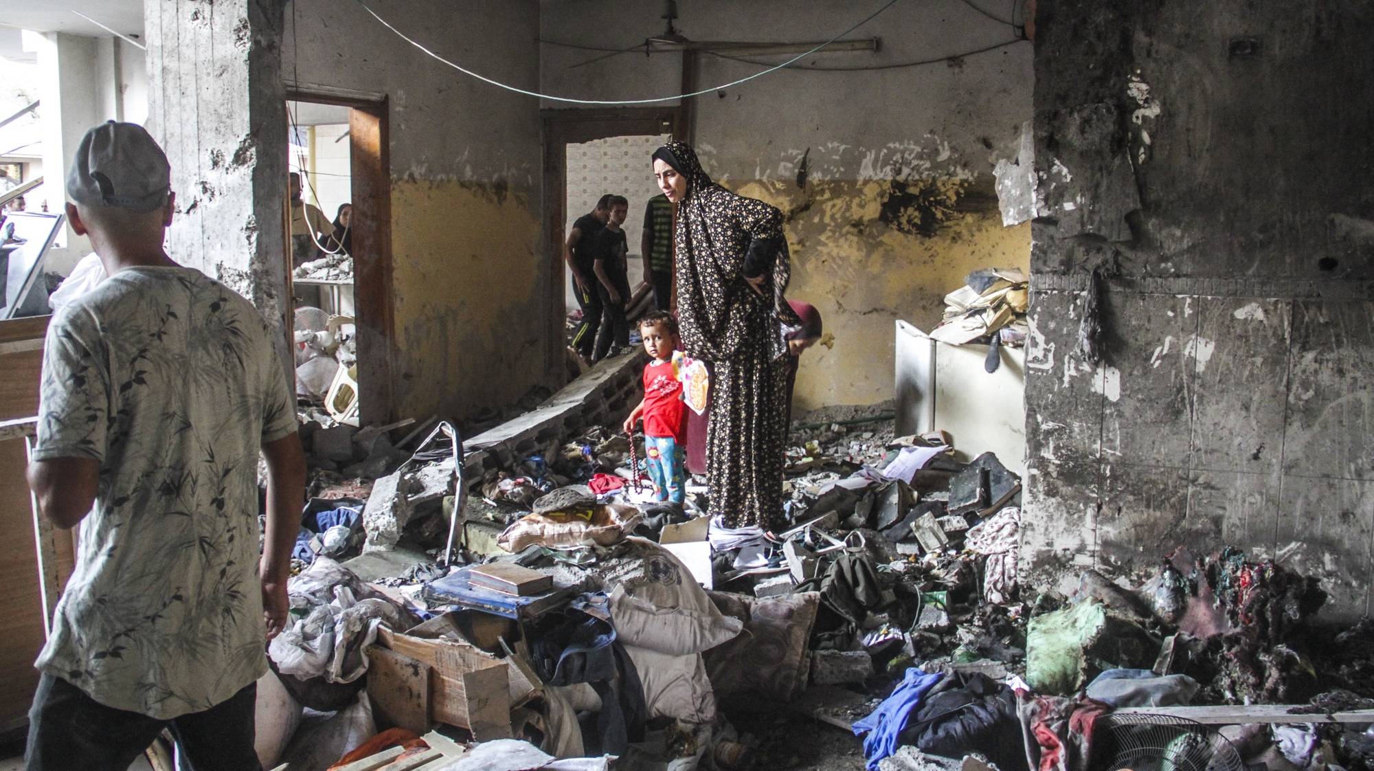 epa11541962 Palestinians inspect the damage following an Israeli strike on the Al-Taba&#039;een school in the Daraj Tuffah neighborhood of Gaza, 10 August 2024. At least 93 people were killed in the strike, said the director of Al-Ahli Hospital in Gaza City. According to the Israel Defense Forces (IDF) the strike was carried out against a Hamas &#039;control center embedded in the Al-Taba&#039;een school, adjacent to a mosque in Daraj Tuffah, which serves as a shelter for the residents of Gaza City&#039;. More than 39,600 Palestinians and over 1,400 Israelis have been killed, according to the Palestinian Health Ministry and the Israel Defense Forces (IDF), since Hamas militants launched an attack against Israel from the Gaza Strip on 07 October 2023, and the Israeli operations in Gaza and the West Bank which followed it.  EPA/MAHMOUD ZAKI