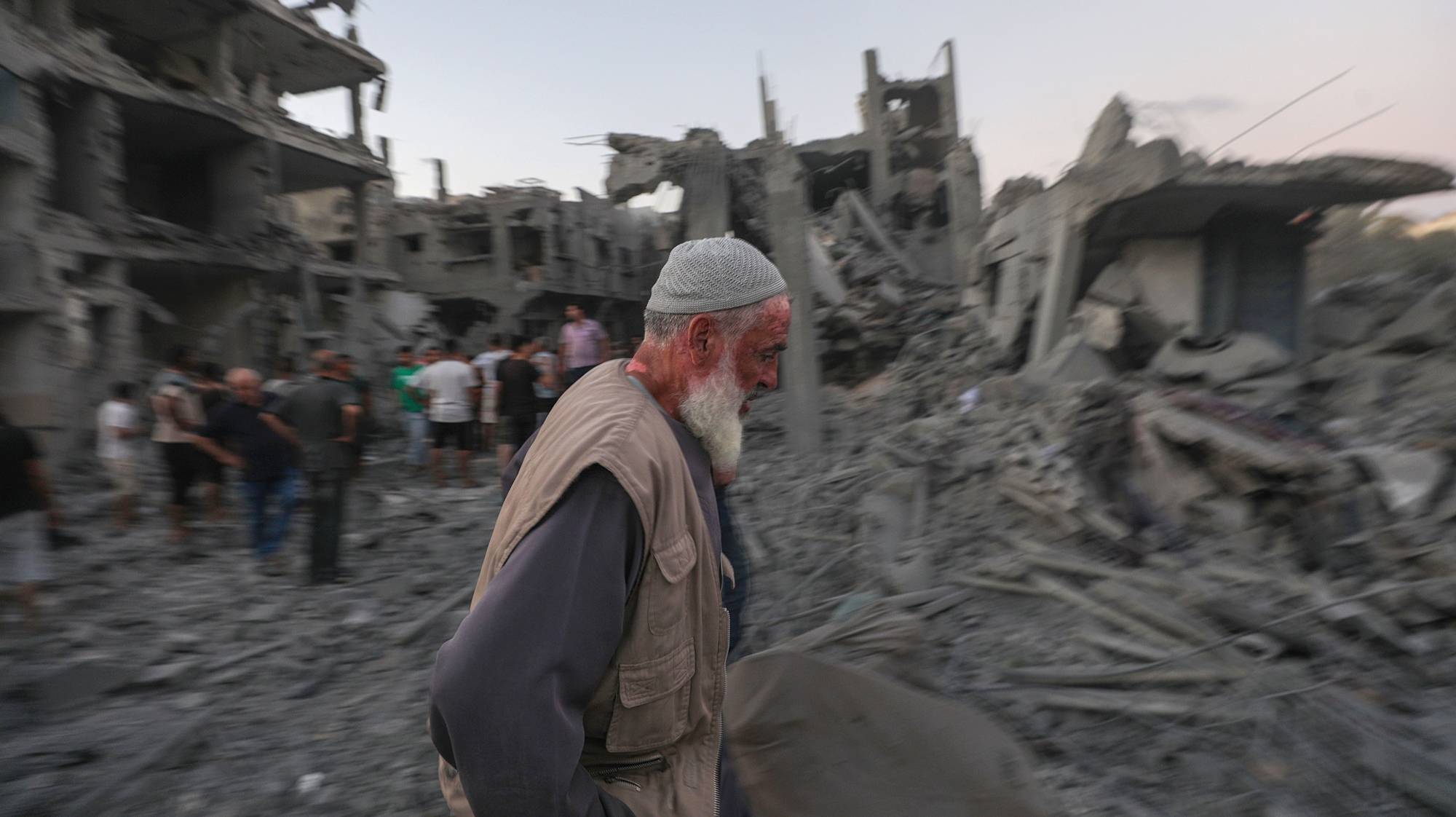 epa11531809 Palestinians inspect damaged houses following an Israeli air strike in the west of Deir Al Balah town, Gaza Strip, 06 August 2024. More than 39,500 Palestinians and over 1,400 Israelis have been killed, according to the Palestinian Health Ministry and the Israel Defense Forces (IDF), since Hamas militants launched an attack against Israel from the Gaza Strip on 07 October 2023, and the Israeli operations in Gaza and the West Bank which followed it.  EPA/MOHAMMED SABER