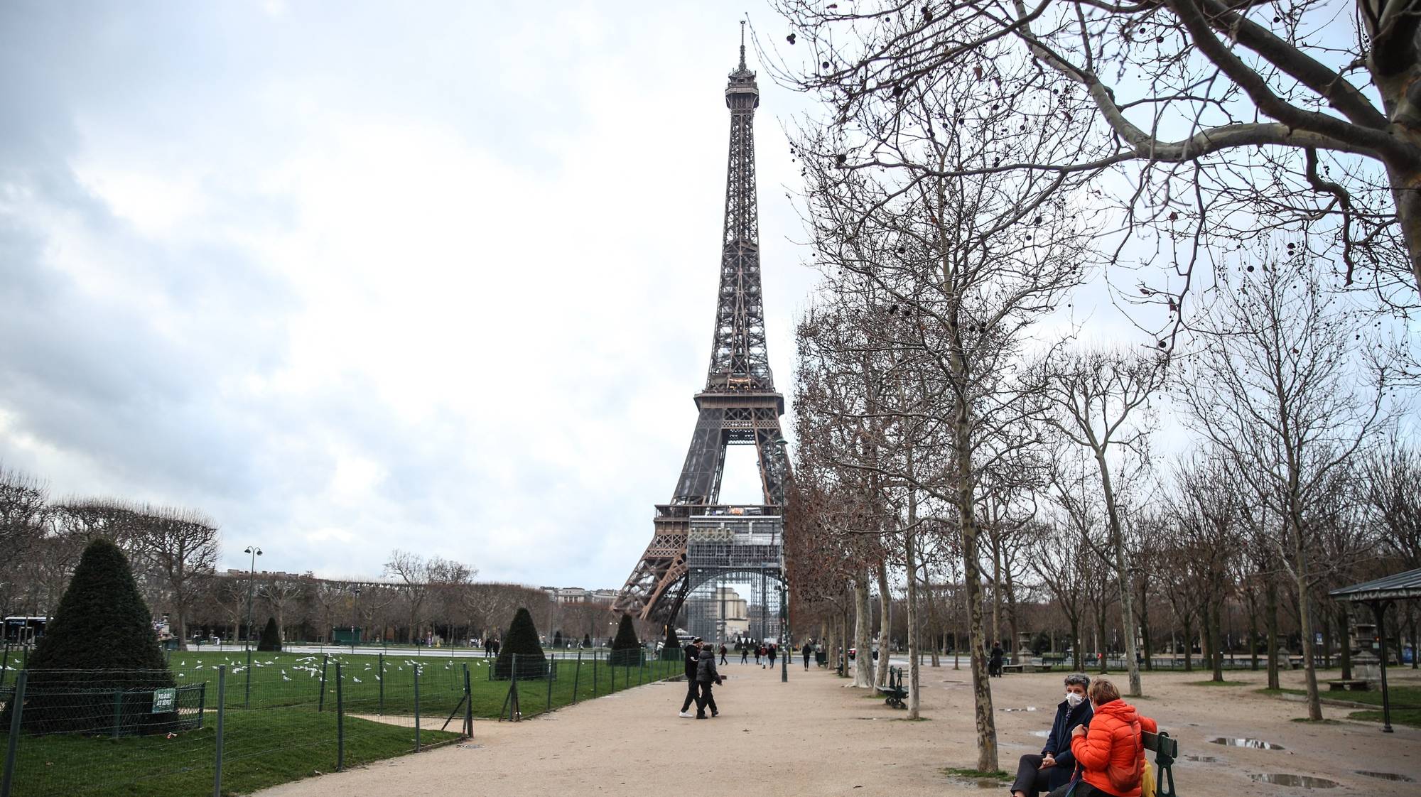 Pessoas utilizam máscaras perto da Torre Eiffel, em Paris, França, em 4 de janeiro de 2022