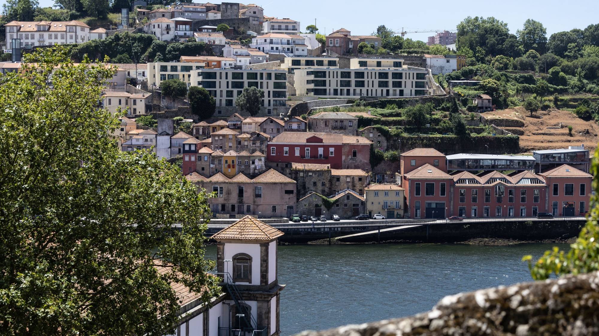 Vista de habitações na marginal de Vila Nova de Gaia a partir do Porto, 13 de junho de 2024.. JOSÉ COELHO/LUSA