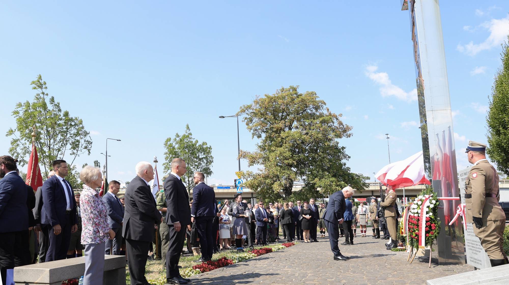 epa11514612 Polish President Andrzej Duda (3-L) and German President Frank-Walter Steinmeier (C) attend a wreath laying ceremony at the Monument to the Victims of the Wola Massacre, during the 80th anniversary of Warsaw Uprising in Warsaw, Poland, 01 August 2024. The Warsaw Uprising started on 01 August 1944 as the biggest resistance operation in Nazi-occupied Europe. Initially intended to last several days, it continued for over two months before being suppressed by the Nazis. The uprising claimed the lives of about 18,000 insurgents and around 180,000 civilians.  EPA/RAFAL GUZ POLAND OUT