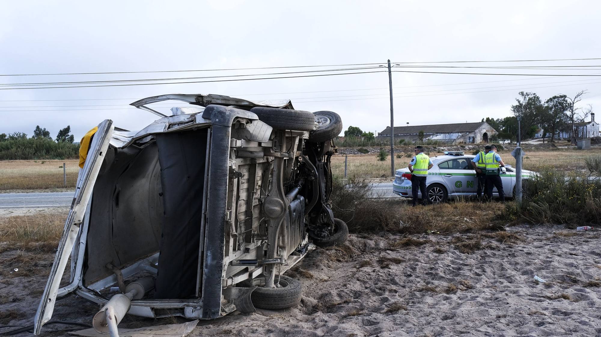 Veículo que se despistou provocando nove feridos, dois dos quais são graves e foram transportados pelo helicóptero do INEM para o Hospital S. José, em AlcaCer do Sal, 04 de maio de 2023. RUI MINDERICO/LUSA