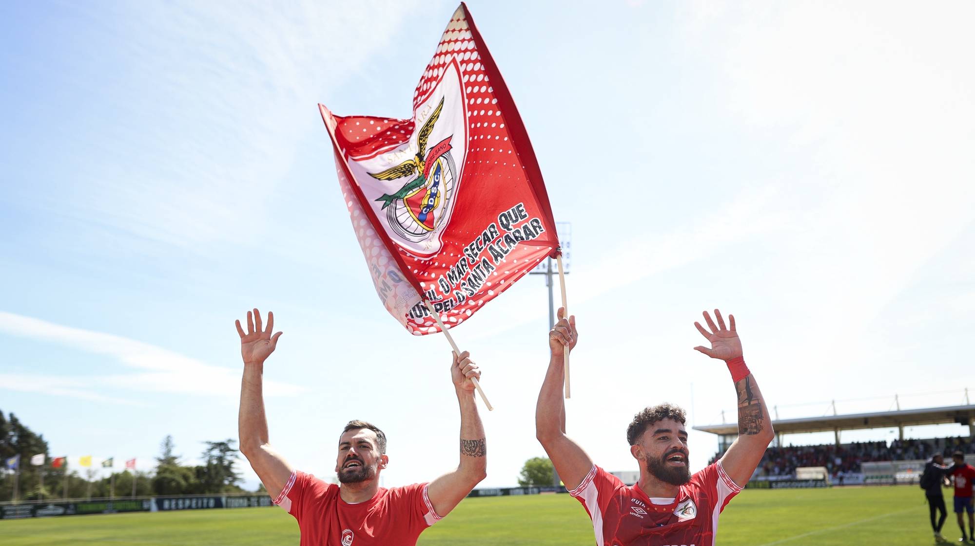 Os jogadores do Santa Clara festejam a subida à I Liga, no fim do jogo da 33ª jornada da II liga de futebol contra o Mafra, disputado no Estádio Municipal de Mafra, 12 de maio de 2024. O Santa Clara venceu hoje o Mafra por 2-0, em jogo da 33.ª jornada da II Liga de futebol, num jogo que dominou e em que entrou já a saber que tinha lugar garantido na I Liga 2024/25. FILIPE AMORIM/LUSA