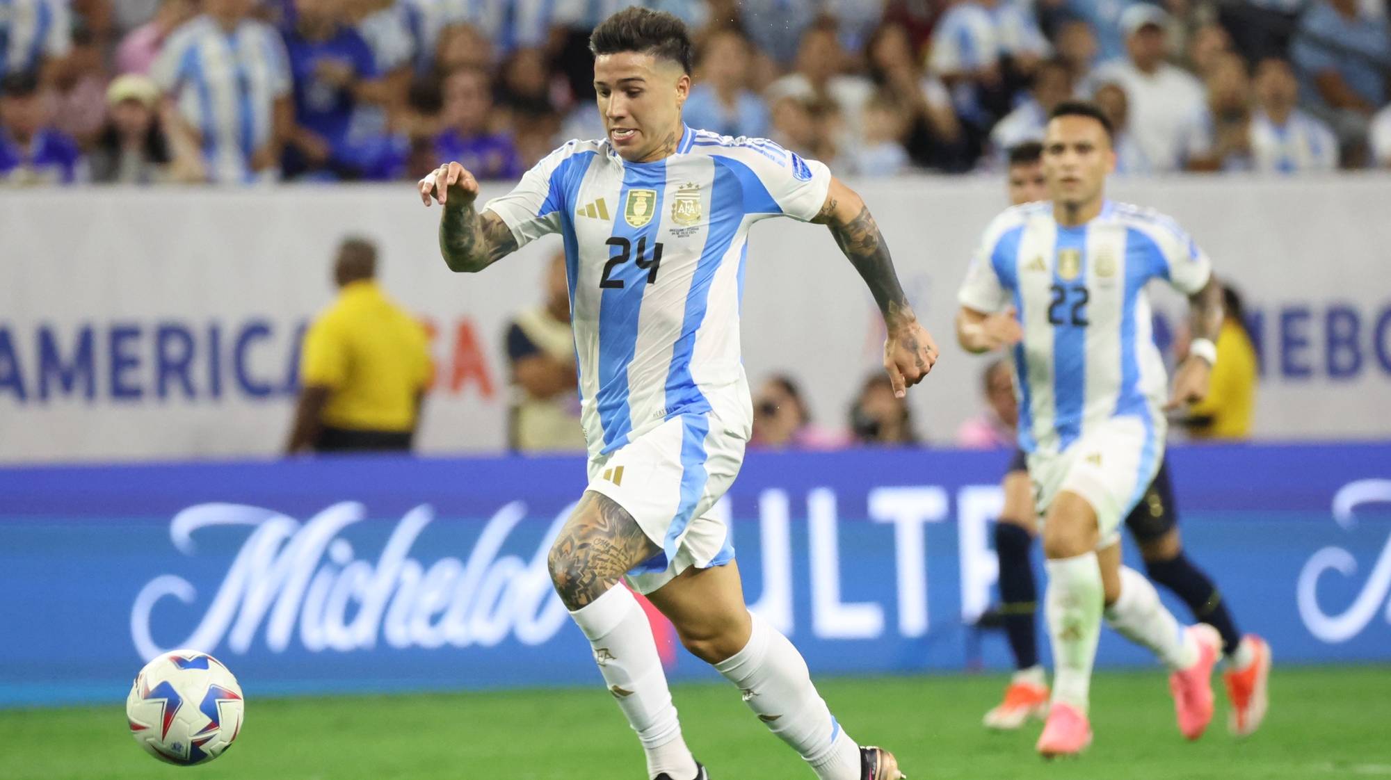 epa11458161 Argentina midfielder Enzo Fernández (L) in action against Ecuador during the CONMEBOL Copa America 2024 quarterfinals soccer match between Argentina and Ecuador, in Houston, Texas, USA, 04 July 2024.  EPA/LESLIE PLAZA JOHNSON