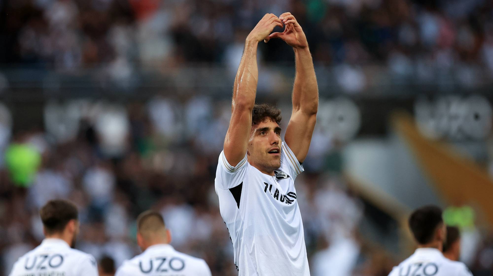 O jogador do Vitória de Guimarães, Jorge Fernandes, festeja um golo contra o Floriana, durante o jogo da 2.ª mão da 2.ª pré-eliminatória de futebol da Liga Conferência disputado no Estádio D. Afonso Henriques, em Guimarães, 01 de agosto de 2024. ESTELA SILVA/LUSA