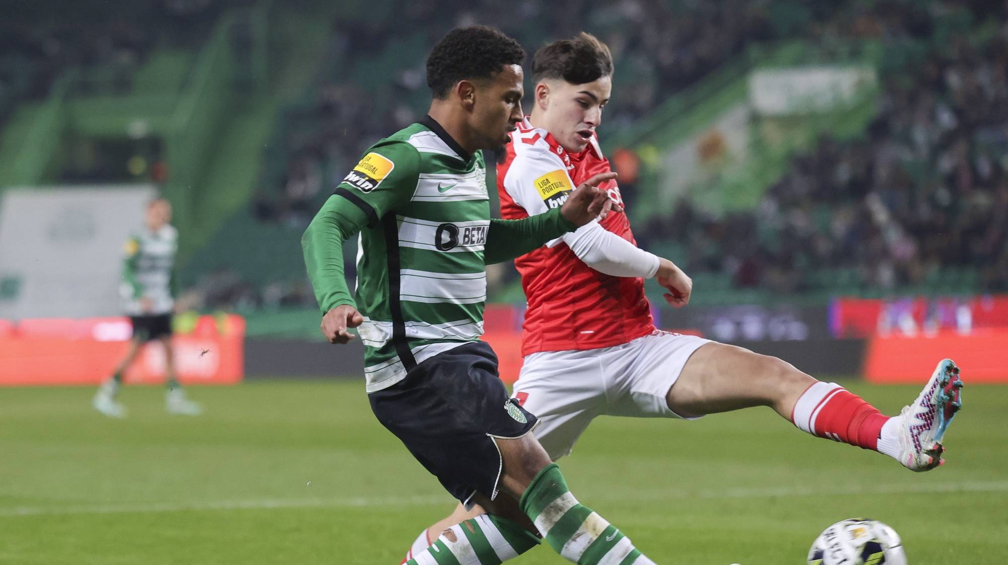 epa10443529 Sporting player Marcus Edwards (L) in action against Sporting de Braga player Rodrigo Gomes during the Portuguese First League soccer match between Sporting Lisbon and Sporting de Braga in Lisbon, Portugal, 01 Februray 2023.  EPA/MANUEL DE ALMEIDA