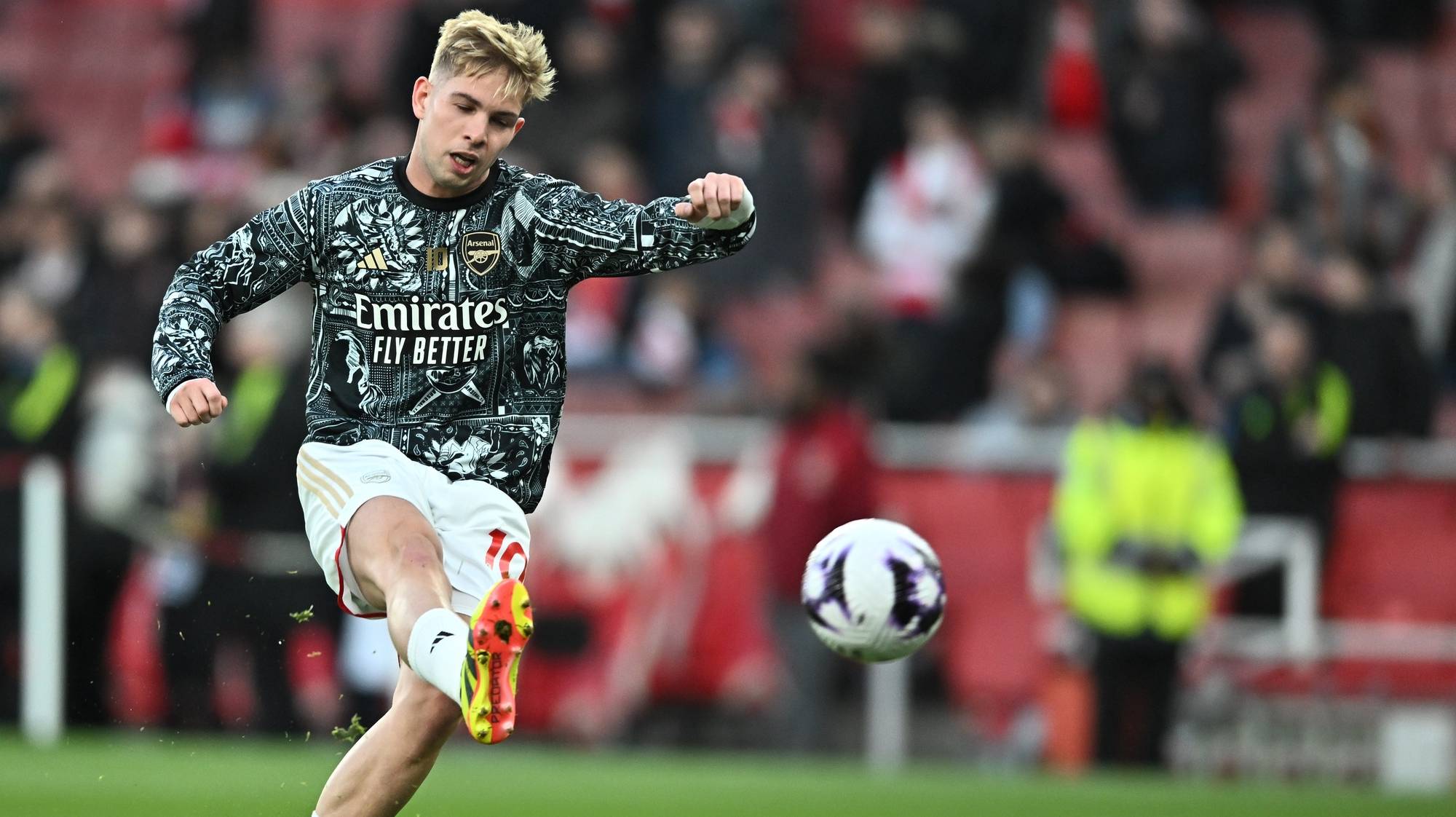 epa11257440 Arsenal&#039;s Emile Smith Rowe in action during the warm-up ahead of the English Premier League match between Arsenal and Luton Town in London, Britain, 03 April 2024.  EPA/VINCENT MIGNOTT EDITORIAL USE ONLY. No use with unauthorized audio, video, data, fixture lists, club/league logos, &#039;live&#039; services or NFTs. Online in-match use limited to 120 images, no video emulation. No use in betting, games or single club/league/player publications.