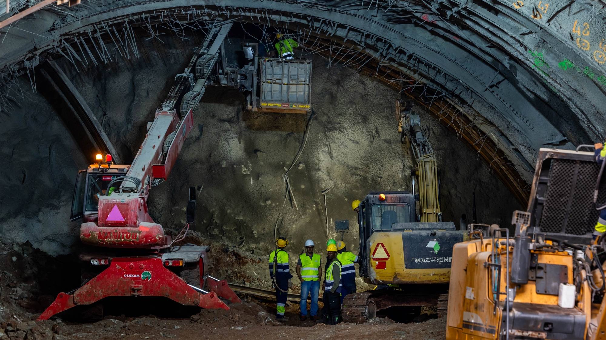 Demolição do tímpano de ligação entre estações de Santos e Rato que irá fazer a ligação entre a futura estação Santos e o ISEG, com as futuras novas estações Estrela e Santos que também já se encontram em estado adiantado de construção, em Lisboa, 13 de março de 2024. JOSÉ SENA GOULÃO/LUSA