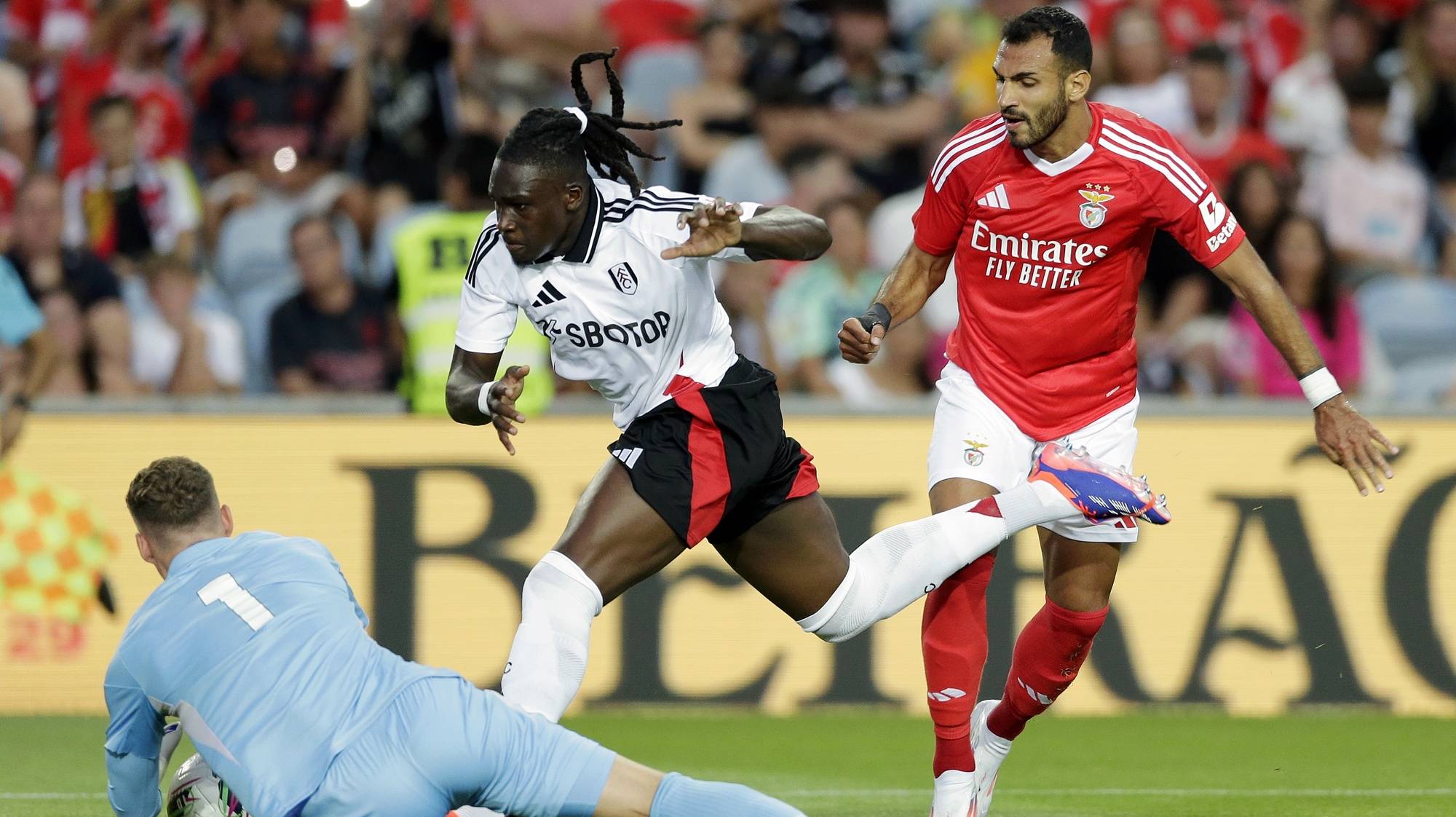 Benfica`s Vangelis Pavlidis (R) fights for the ball with Fulham`s Bernd Leno (C) and Calvin Bassey during their friendly soccer match held at Algarve Stadium, Faro, Portugal, 2nd August 2024.  LUIS BRANCA/LUSA