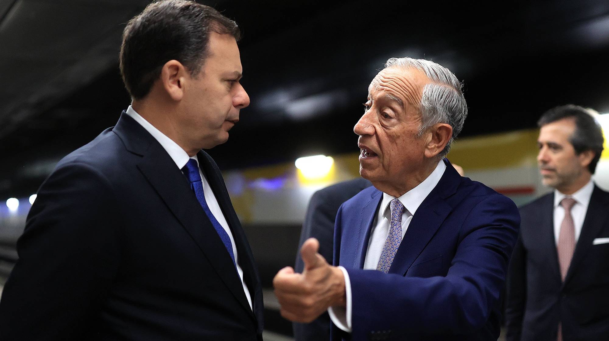 O Presidente da República, Marcelo Rebelo de Sousa (C), conversa com o primeiro-ministro, Luís Montenegro (E), enquanto esperam pelo comboio para Berna, para um encontro com a presidente da Confederação Suíça, Viola Amherd (ausente da fotografia), em Genebra, Suíça, 12 de junho de 2024. O Presidente da República e o primeiro-ministro portugueses terminam hoje a deslocação oficial à Suíça por ocasião das celebrações do Dia de Portugal, de Camões e das Comunidades Portuguesas. ESTELA SILVA/LUSA